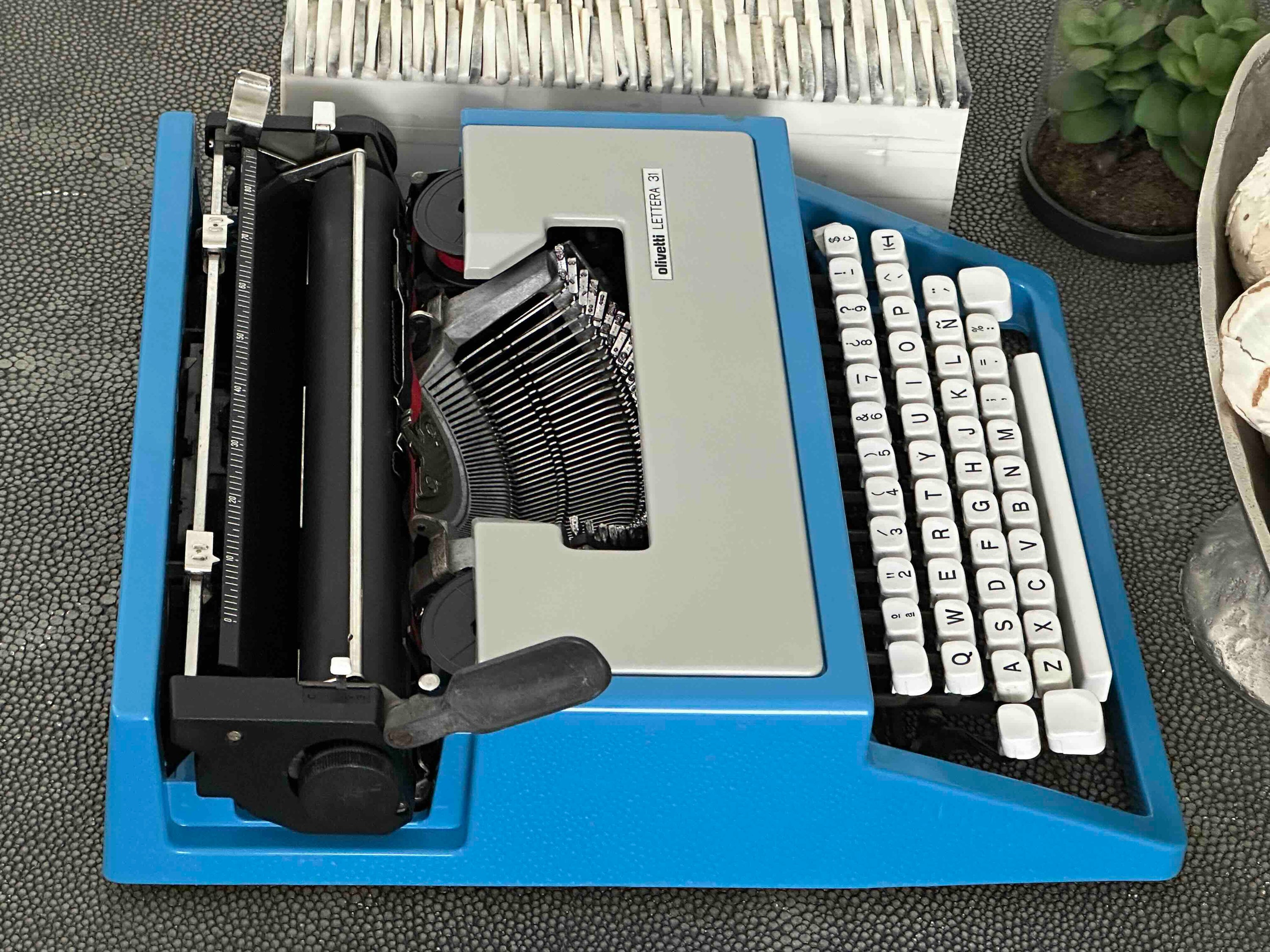 Olivetti Lettera 31 Typewriter with Qwerty Layout, 1970s, Fully Functional