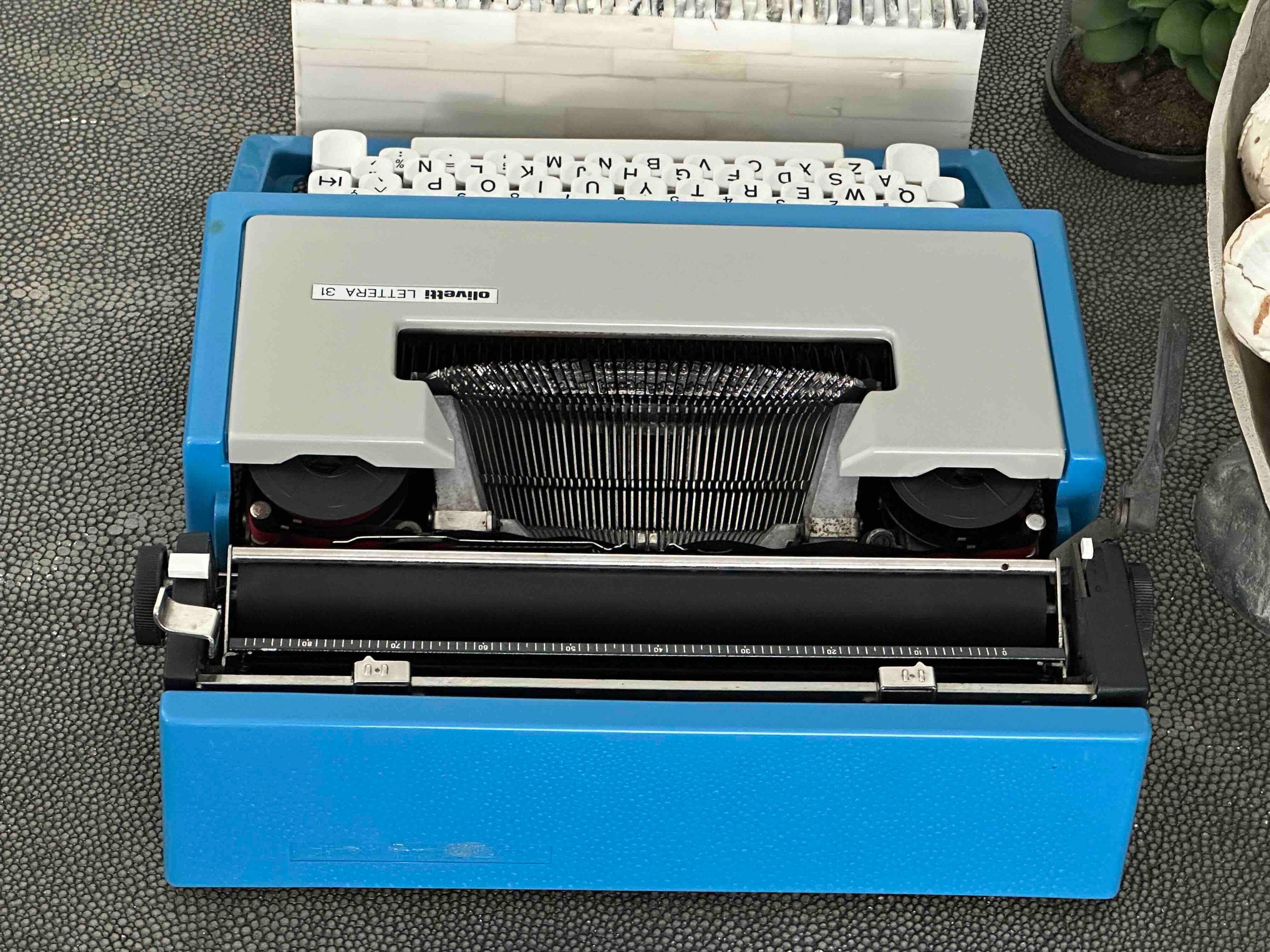 Olivetti Lettera 31 Typewriter with Qwerty Layout, 1970s, Fully Functional