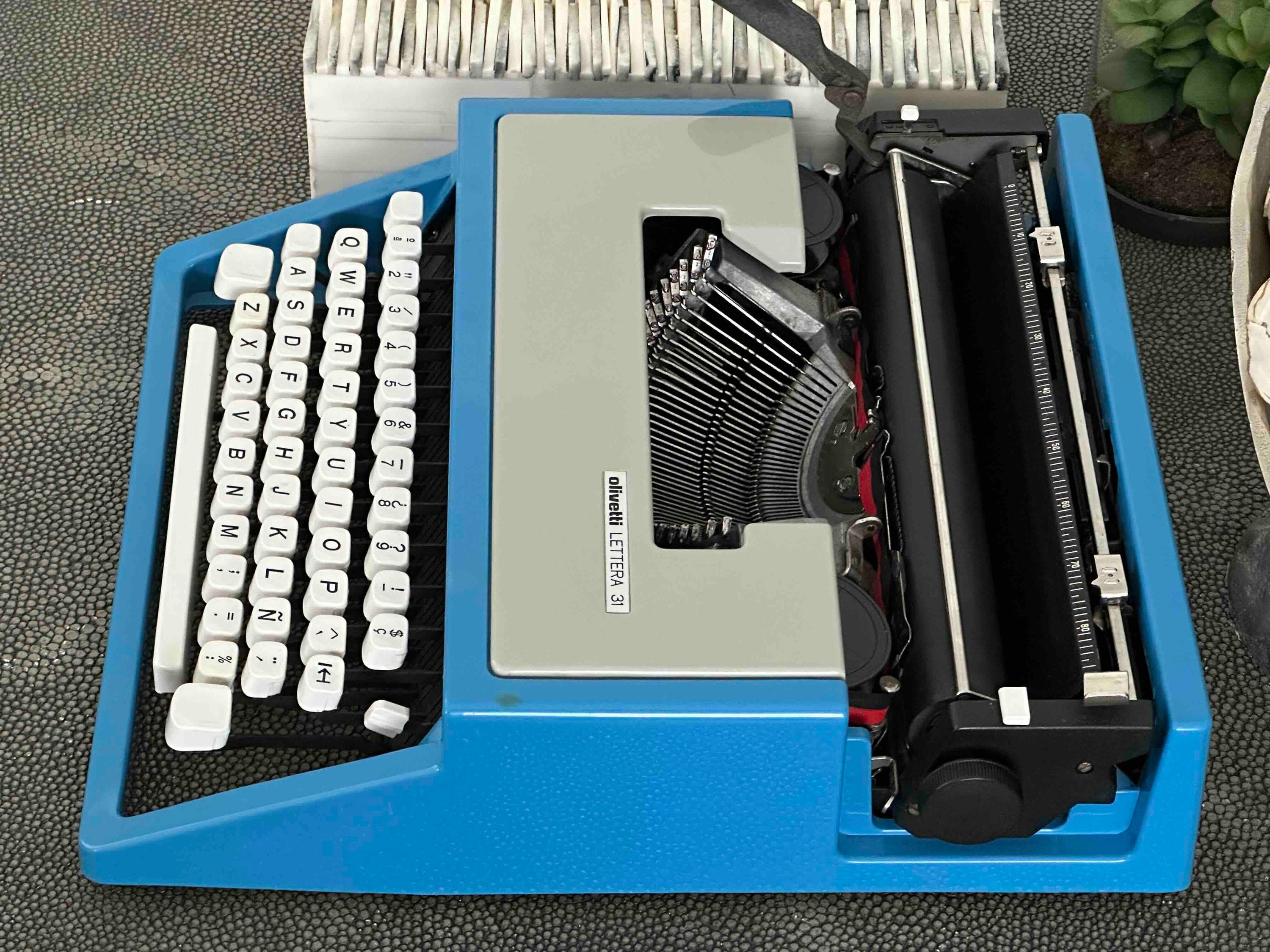 Olivetti Lettera 31 Typewriter with Qwerty Layout, 1970s, Fully Functional
