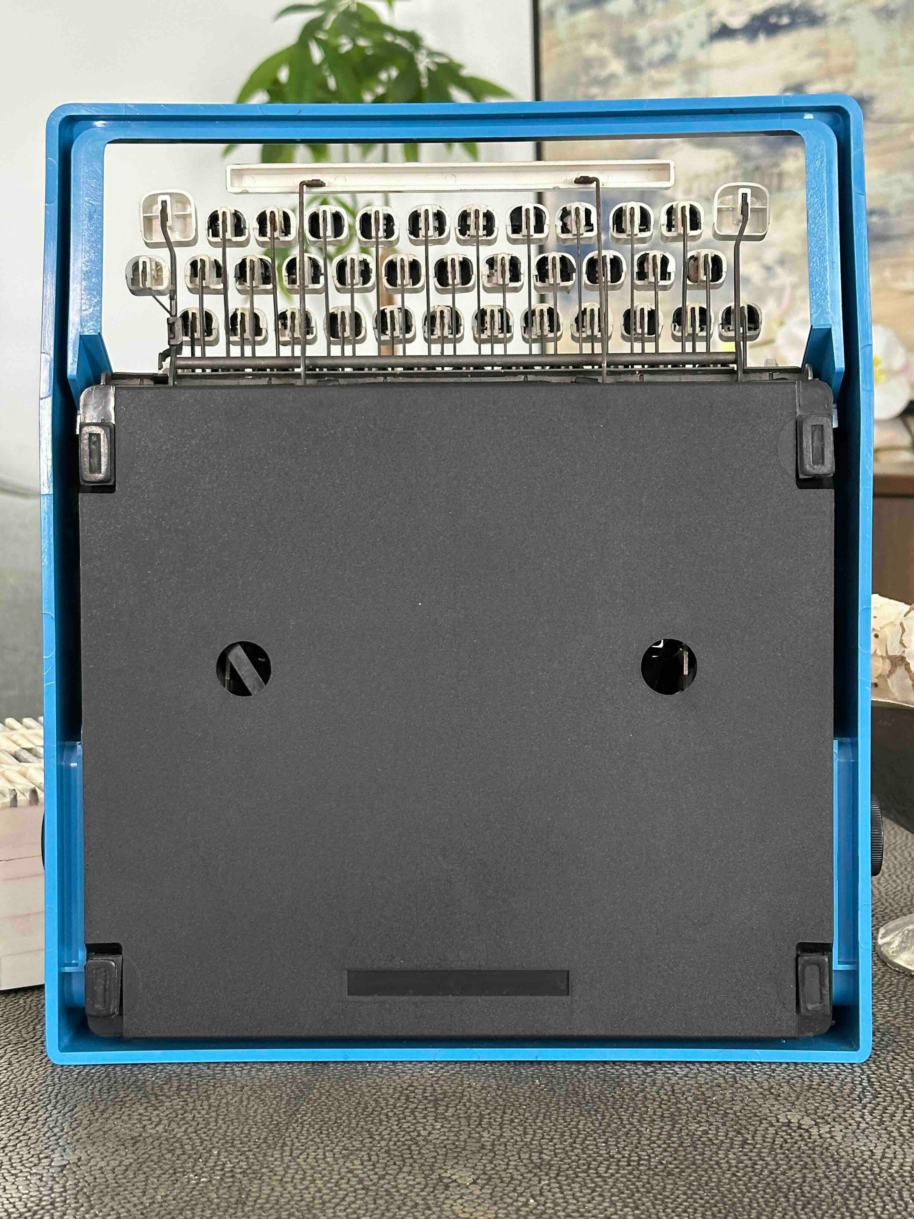 Olivetti Lettera 31 Typewriter with Qwerty Layout, 1970s, Fully Functional