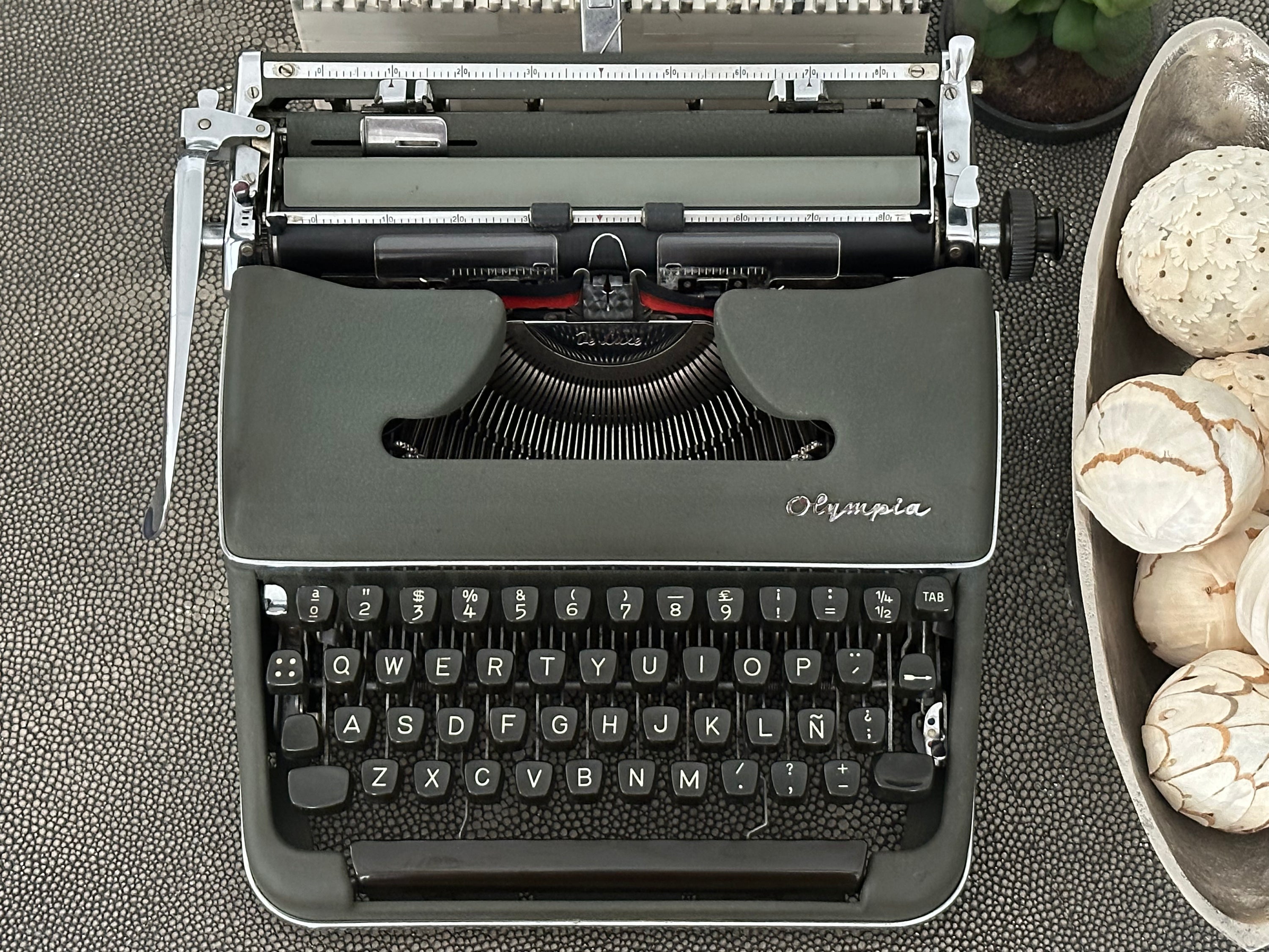 Olympia SM3 De Luxe Typewriter with Qwerty Layout, Green, 1958, Fully Functional