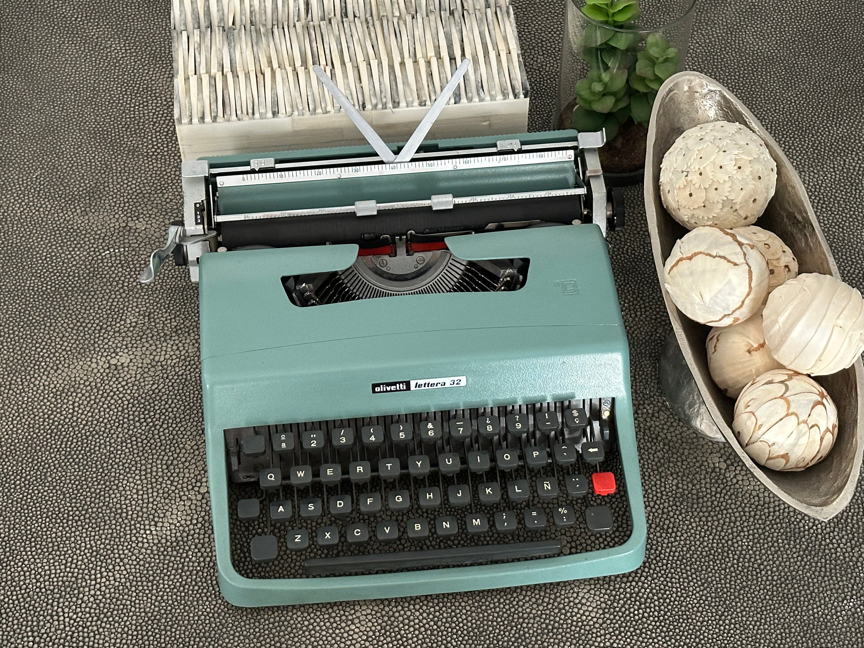 Olivetti Lettera 32 Typewriter with Qwerty Layout, 1973, Made in Spain, Fully Functional