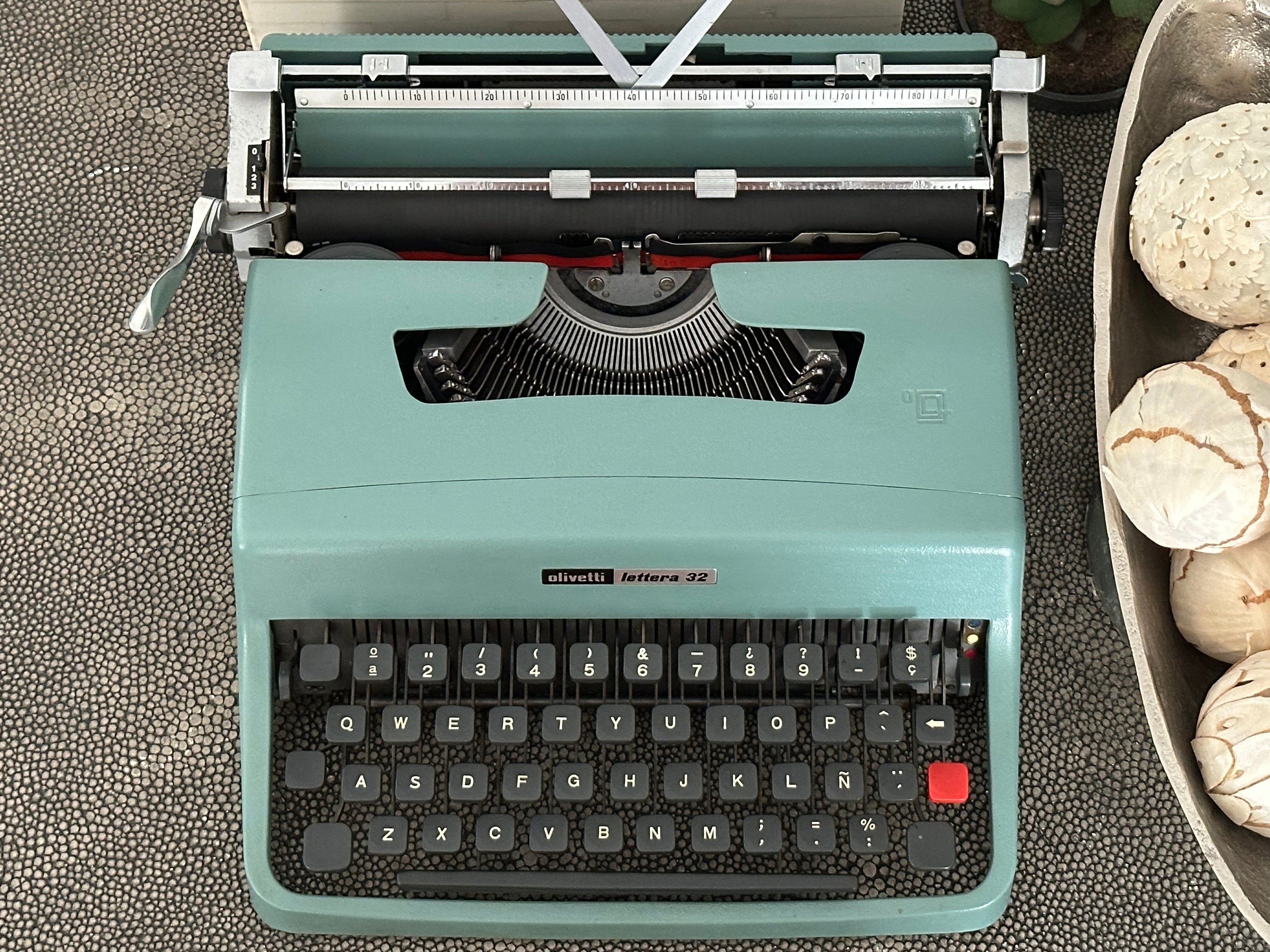 Olivetti Lettera 32 Typewriter with Qwerty Layout, 1973, Made in Spain, Fully Functional