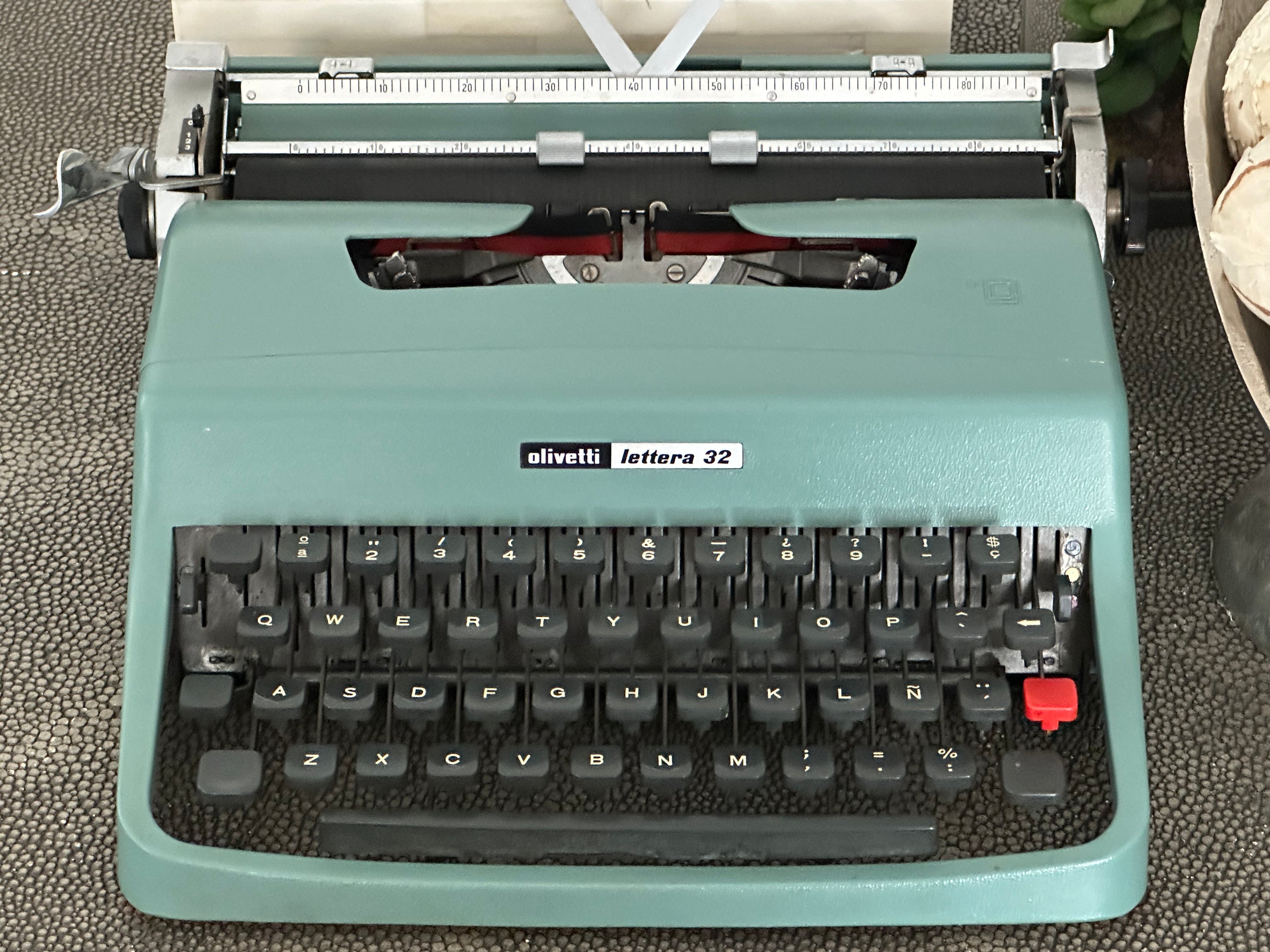 Olivetti Lettera 32 Typewriter with Qwerty Layout, 1973, Made in Spain, Fully Functional