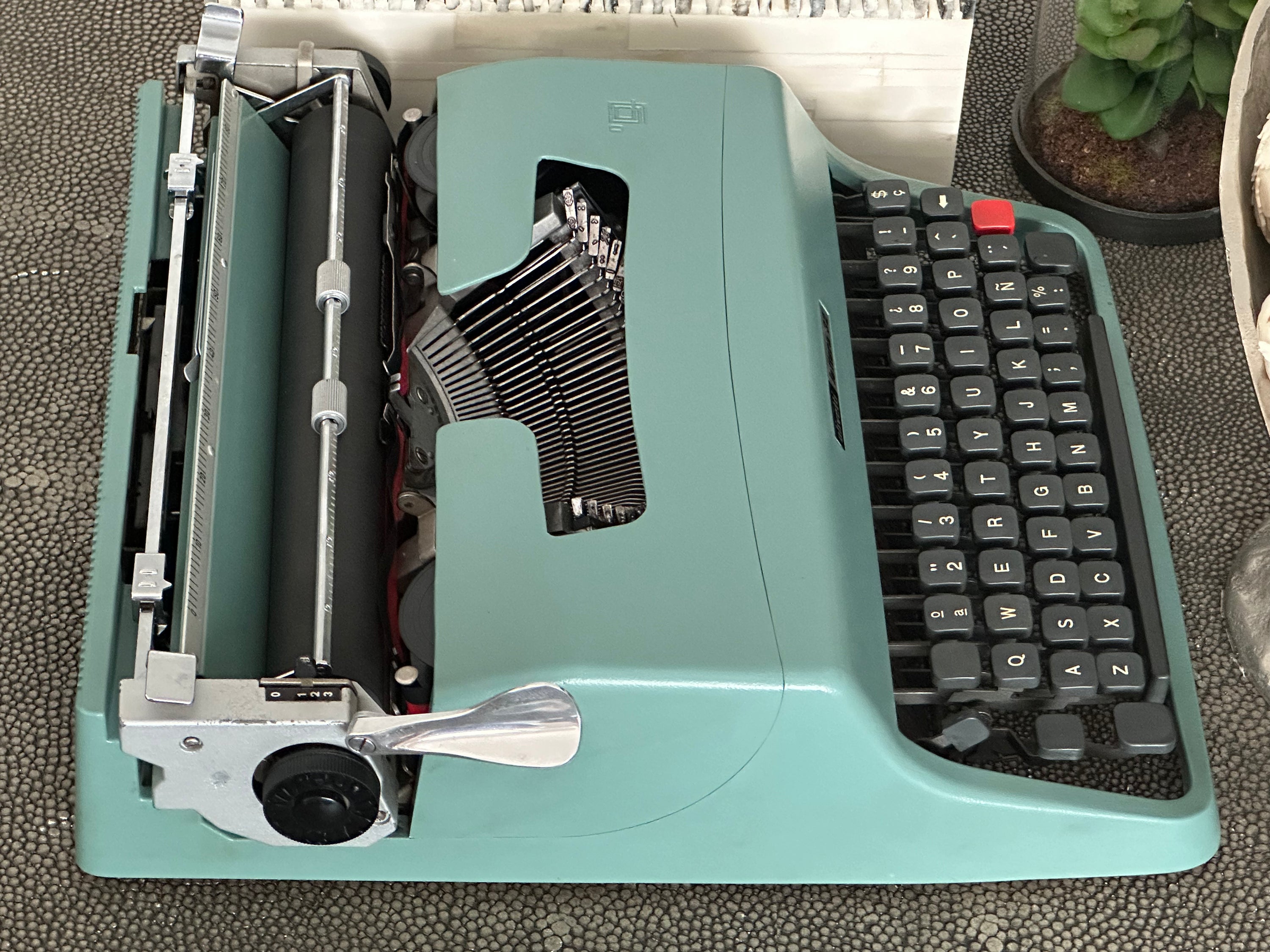 Olivetti Lettera 32 Typewriter with Qwerty Layout, 1973, Made in Spain, Fully Functional