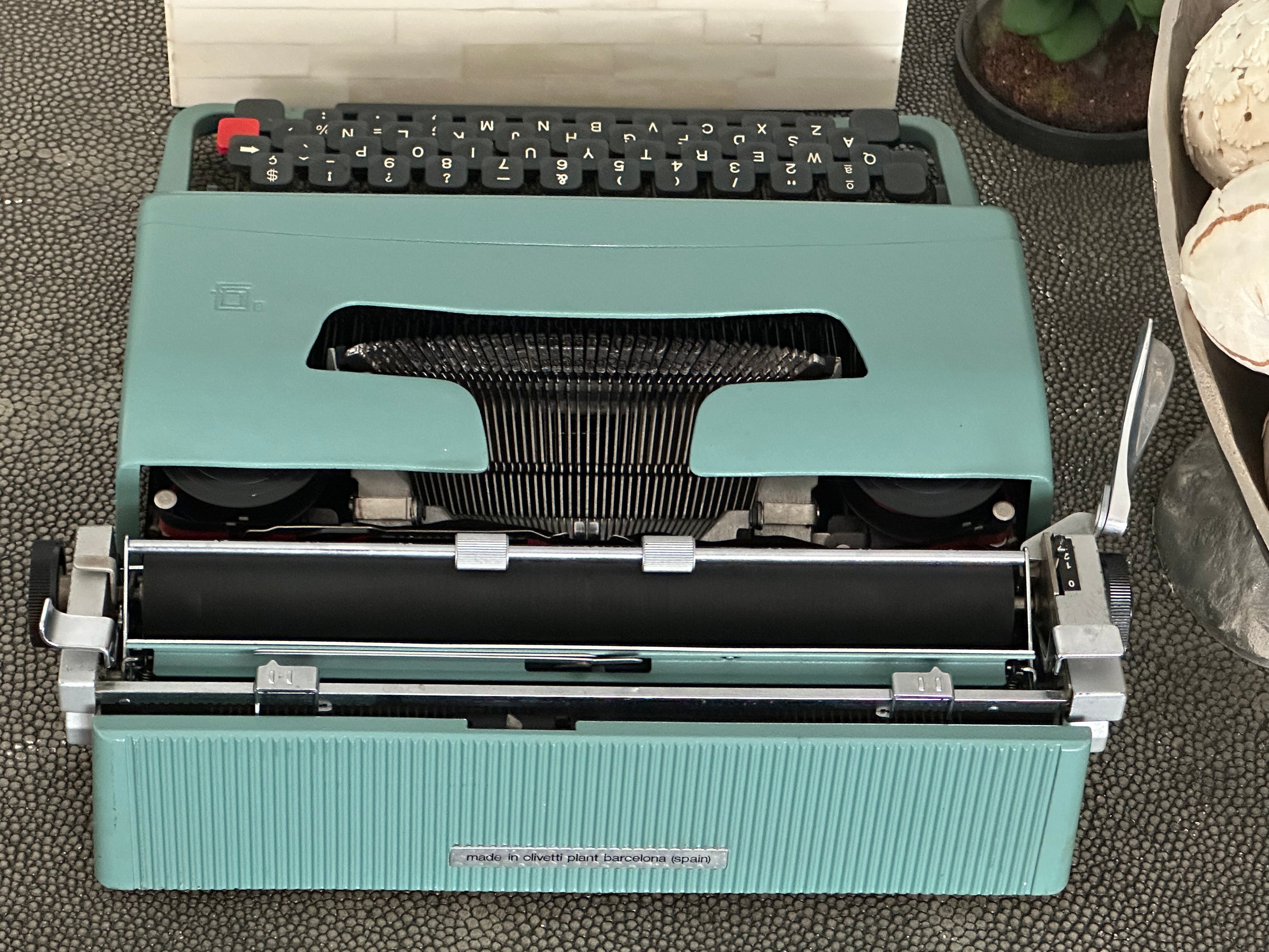 Olivetti Lettera 32 Typewriter with Qwerty Layout, 1973, Made in Spain, Fully Functional
