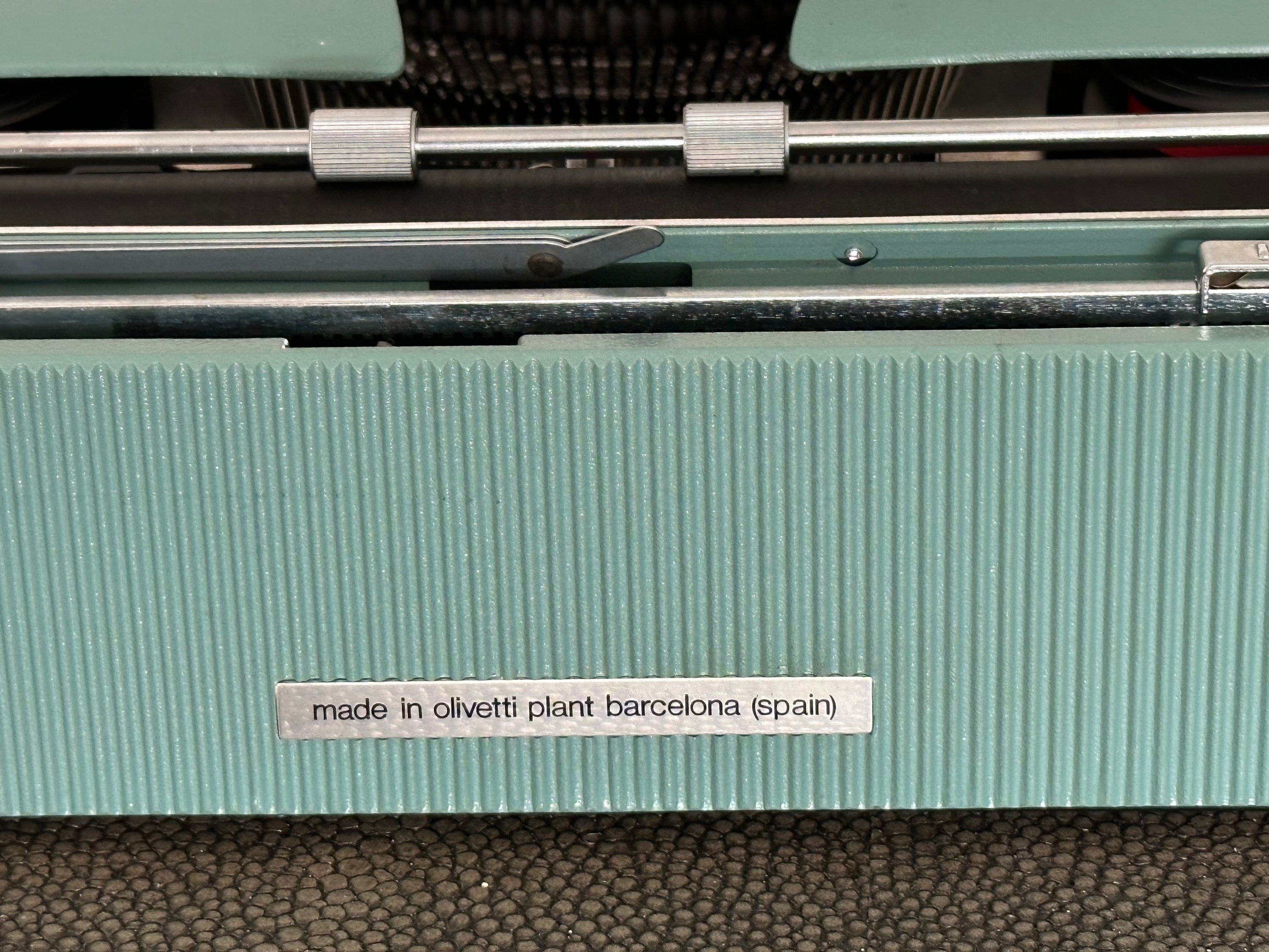 Olivetti Lettera 32 Typewriter with Qwerty Layout, 1973, Made in Spain, Fully Functional
