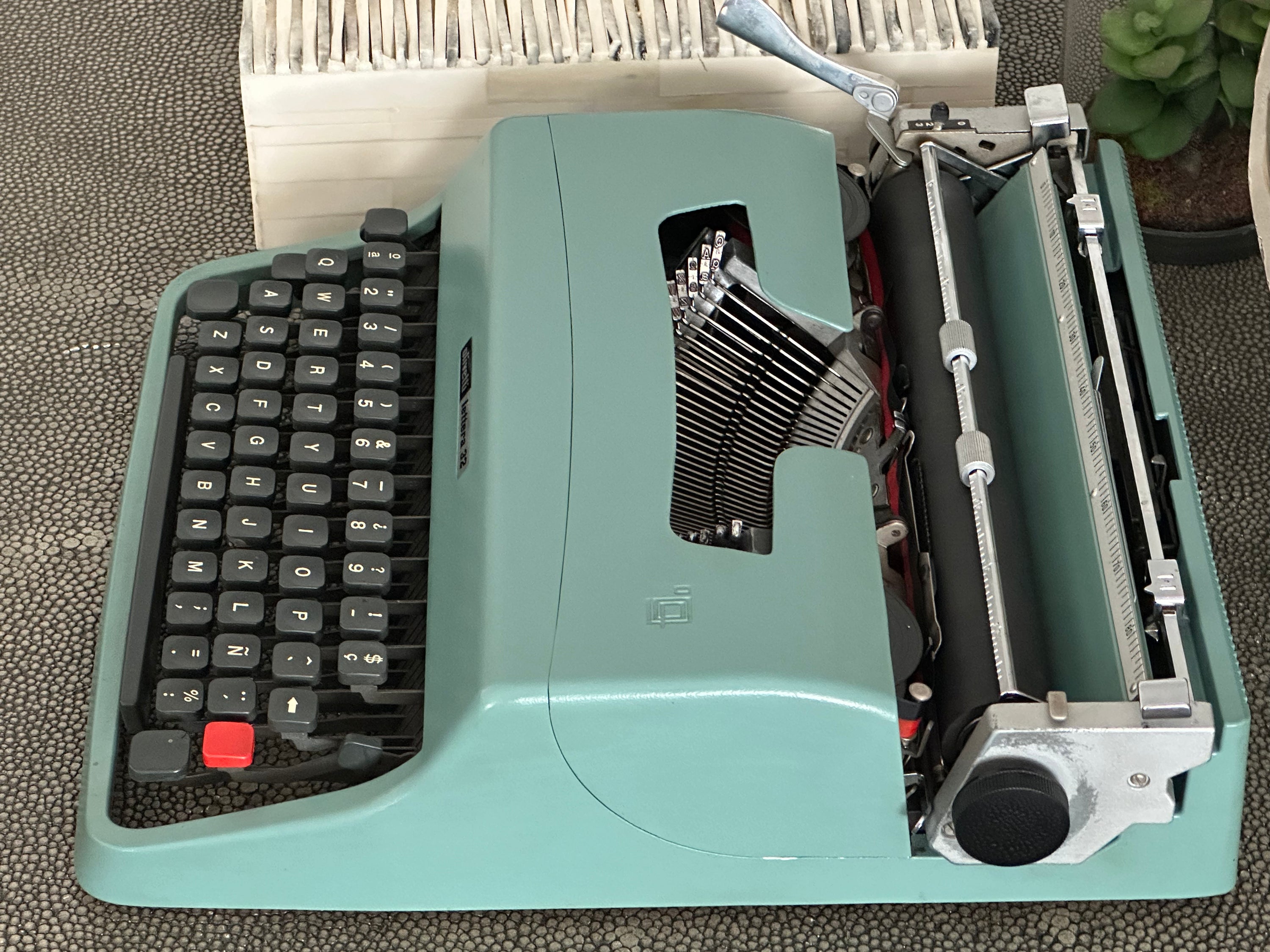 Olivetti Lettera 32 Typewriter with Qwerty Layout, 1973, Made in Spain, Fully Functional
