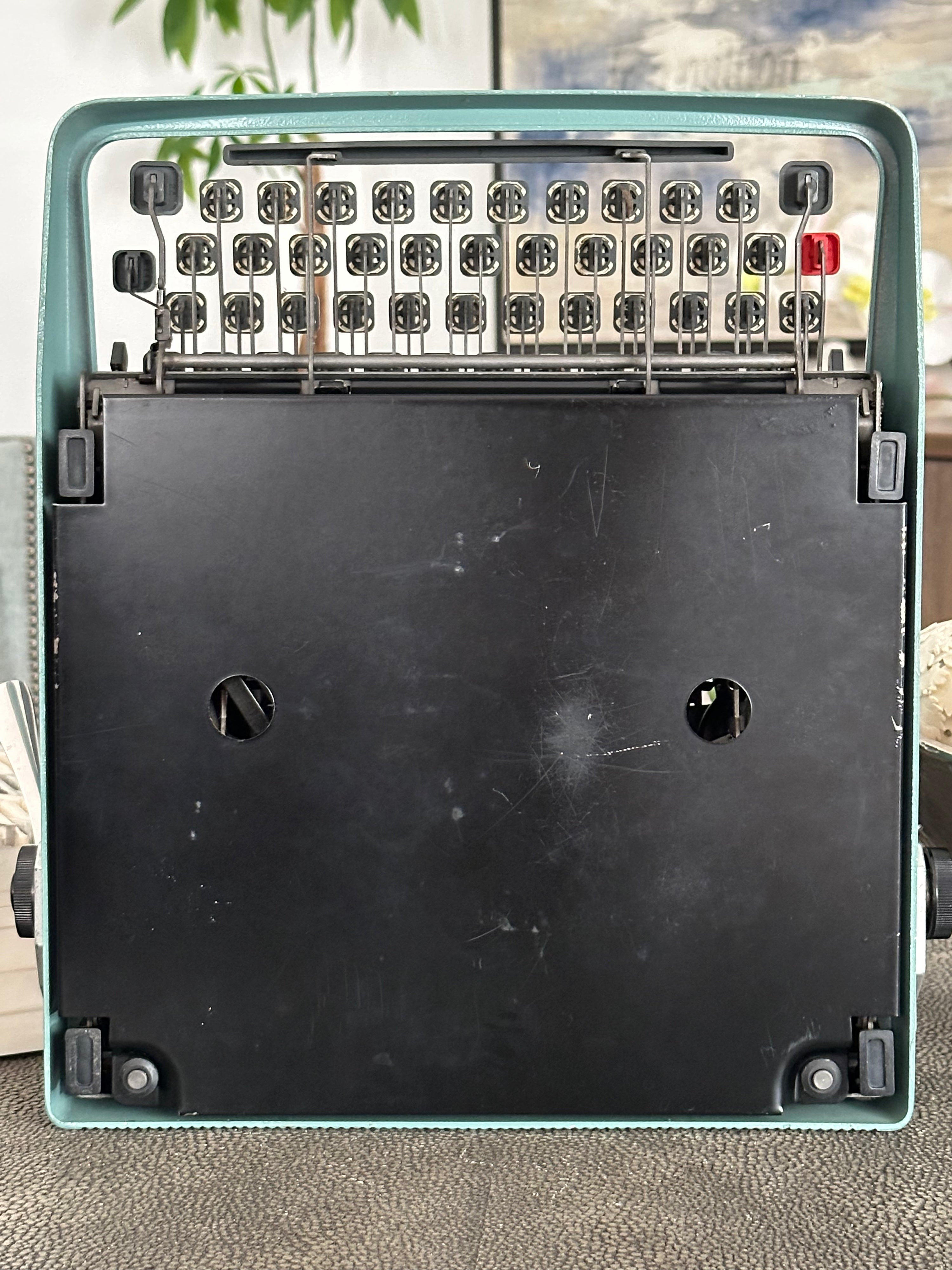 Olivetti Lettera 32 Typewriter with Qwerty Layout, 1973, Made in Spain, Fully Functional