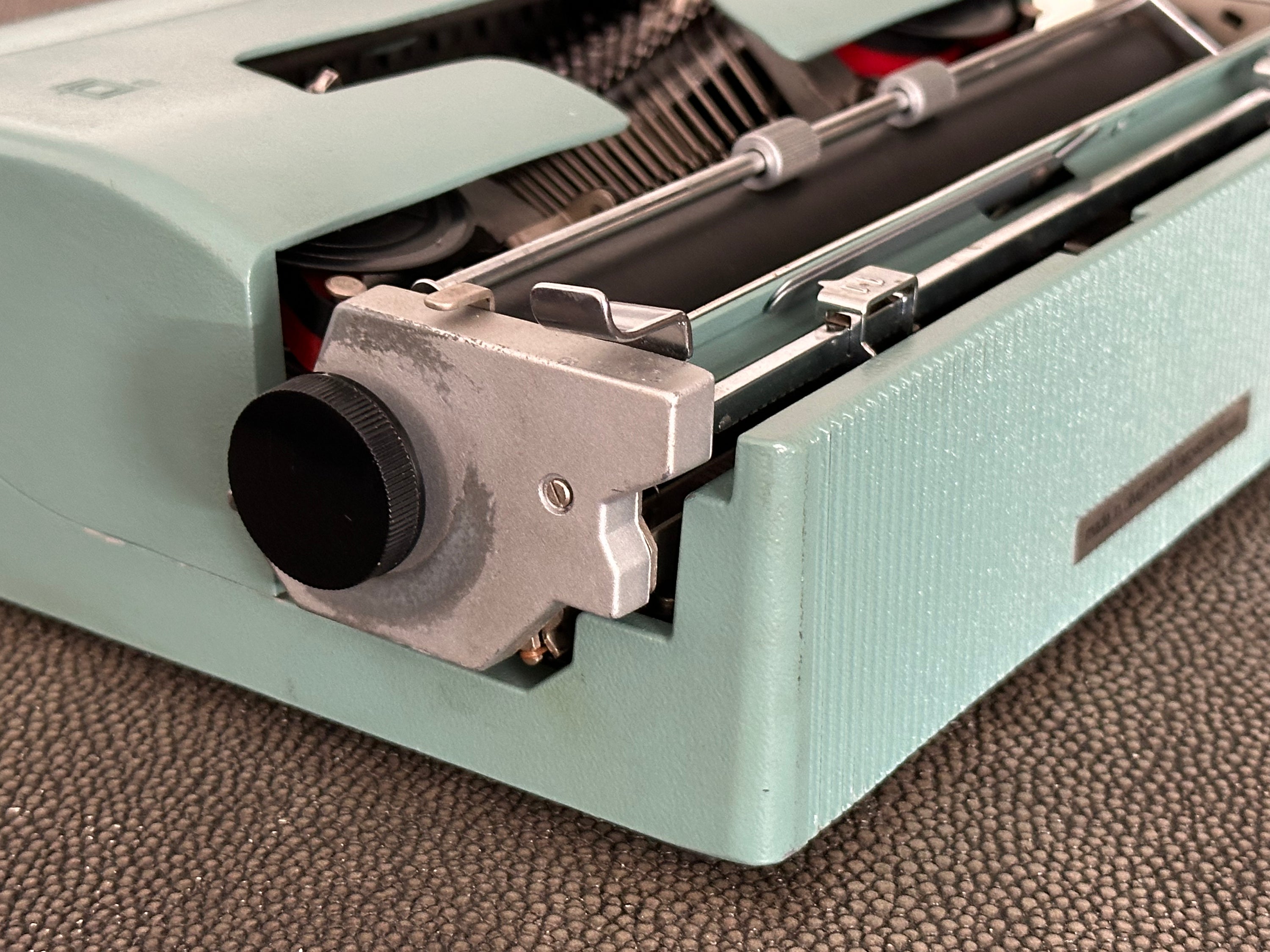 Olivetti Lettera 32 Typewriter with Qwerty Layout, 1973, Made in Spain, Fully Functional