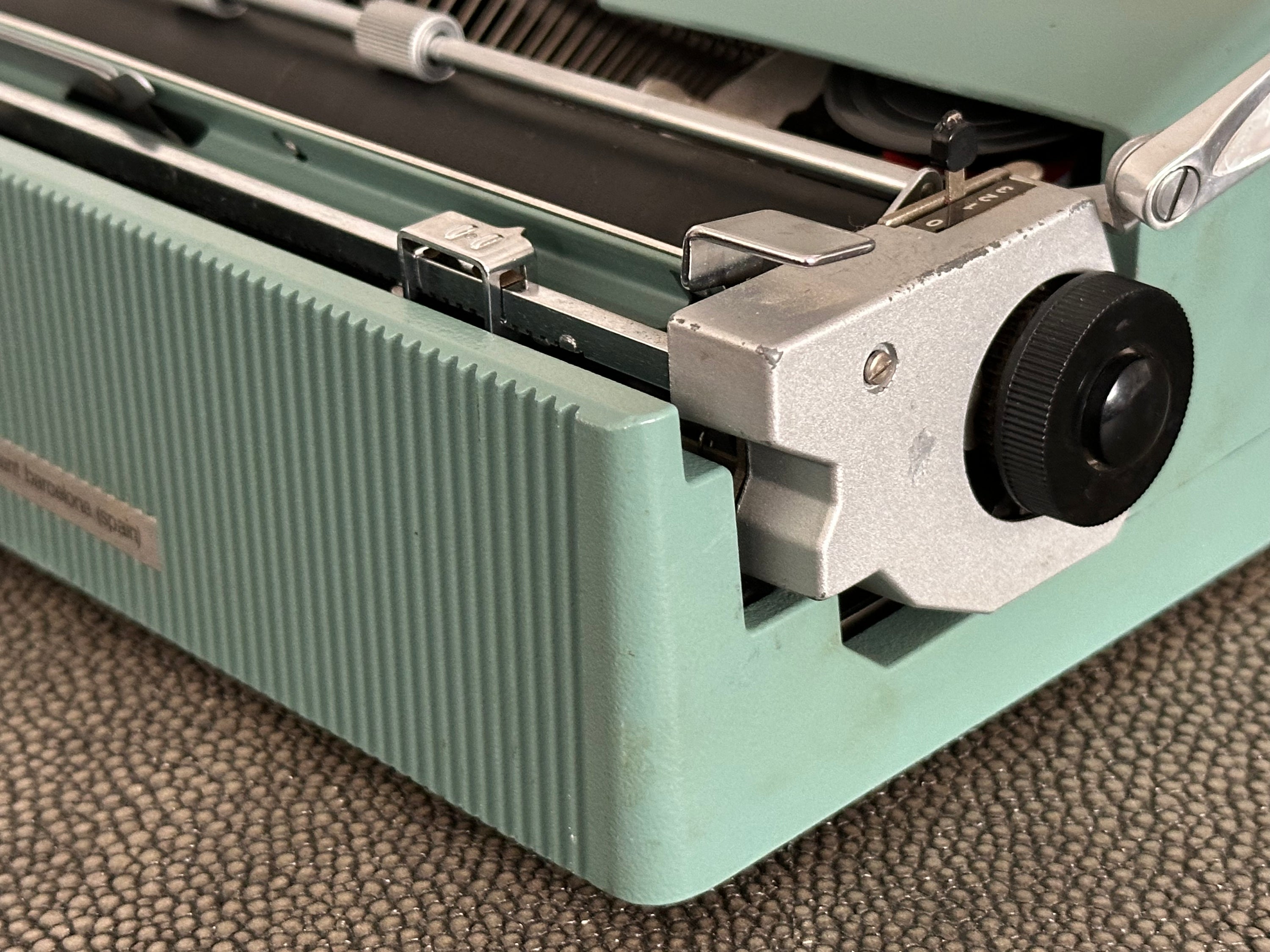 Olivetti Lettera 32 Typewriter with Qwerty Layout, 1973, Made in Spain, Fully Functional