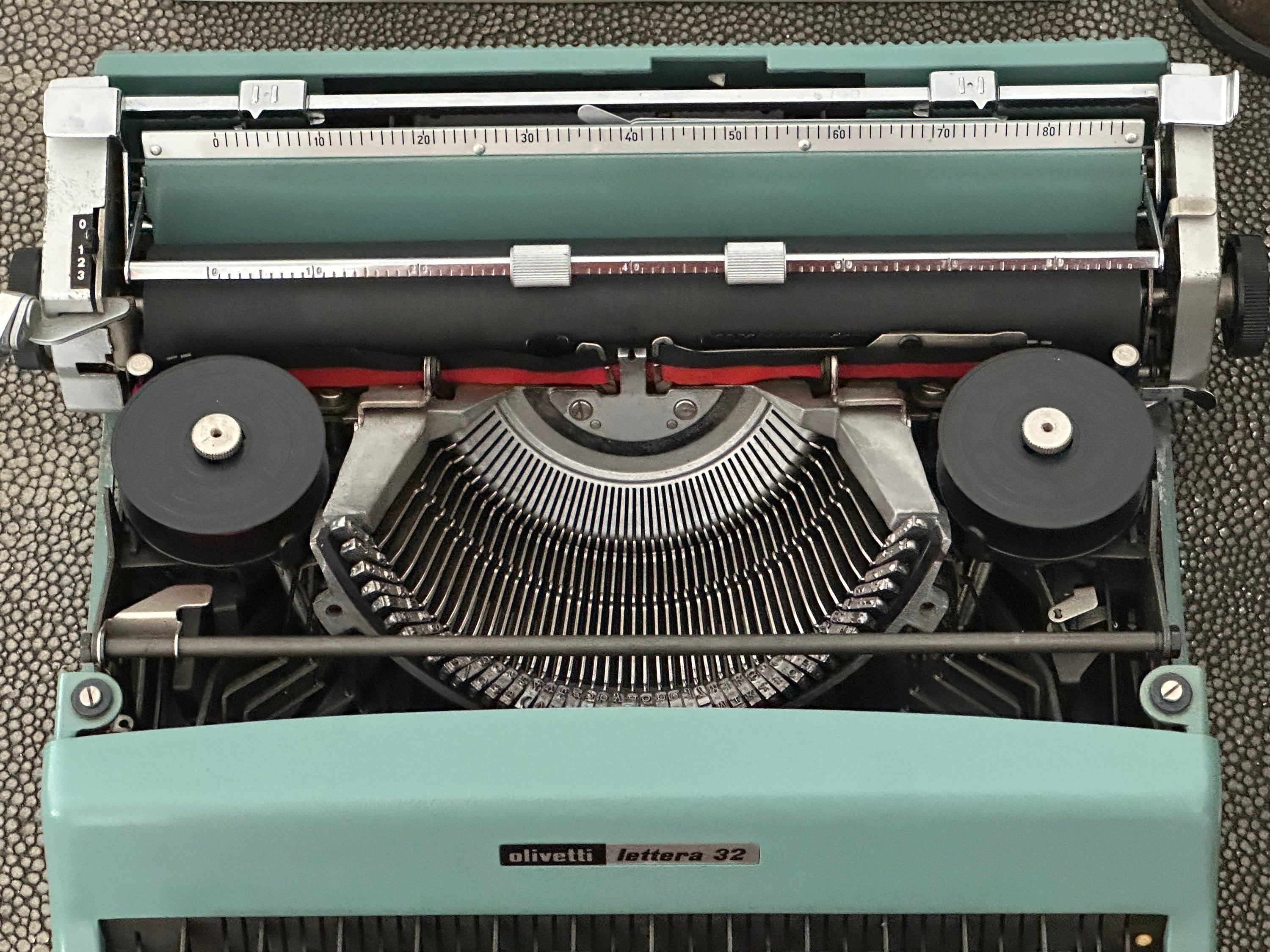 Olivetti Lettera 32 Typewriter with Qwerty Layout, 1973, Made in Spain, Fully Functional