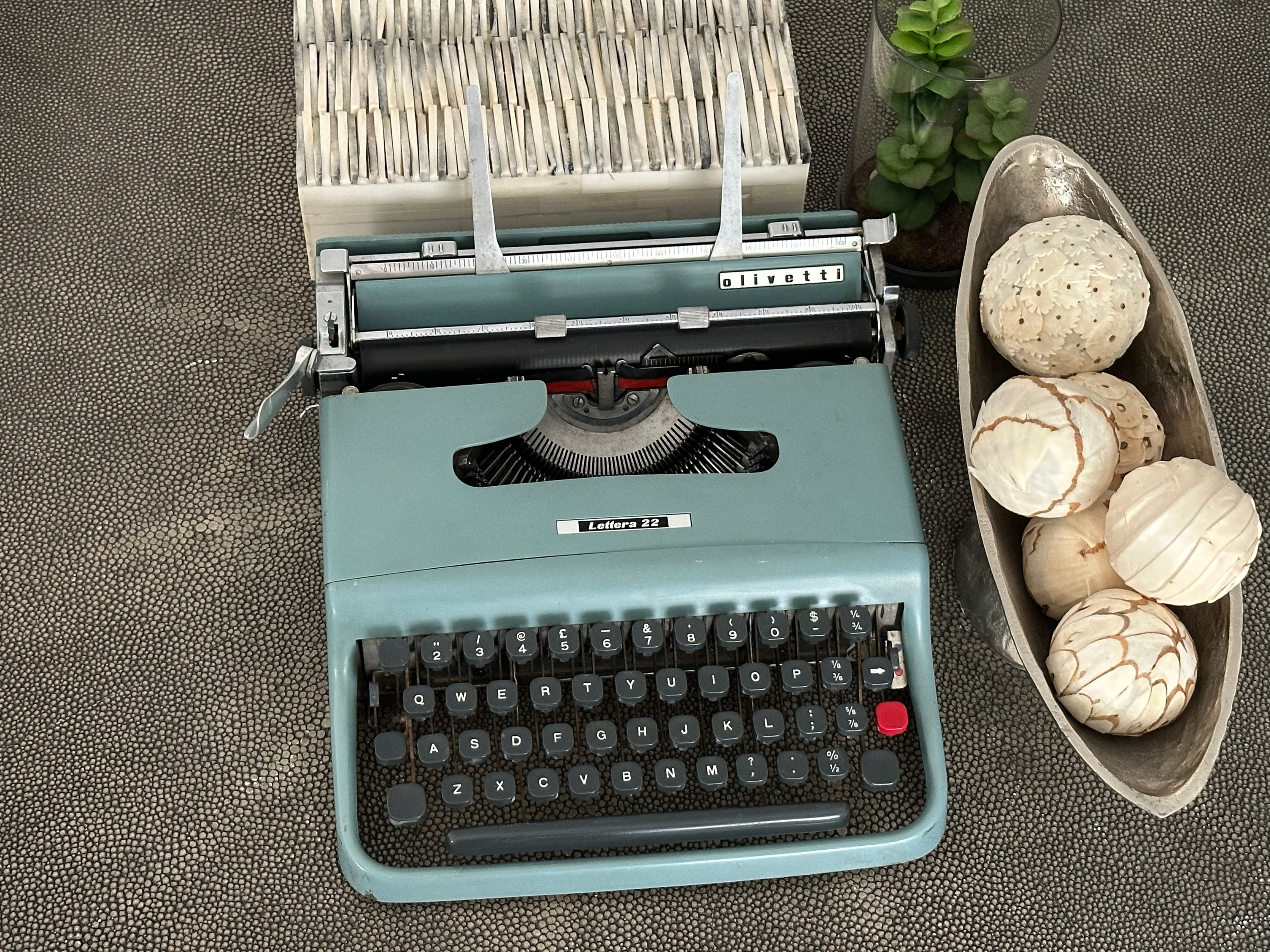 Olivetti Lettera 22 Typewriter with Qwerty Layout, 1962, Made in Ivrea, Italy, Fully Functional