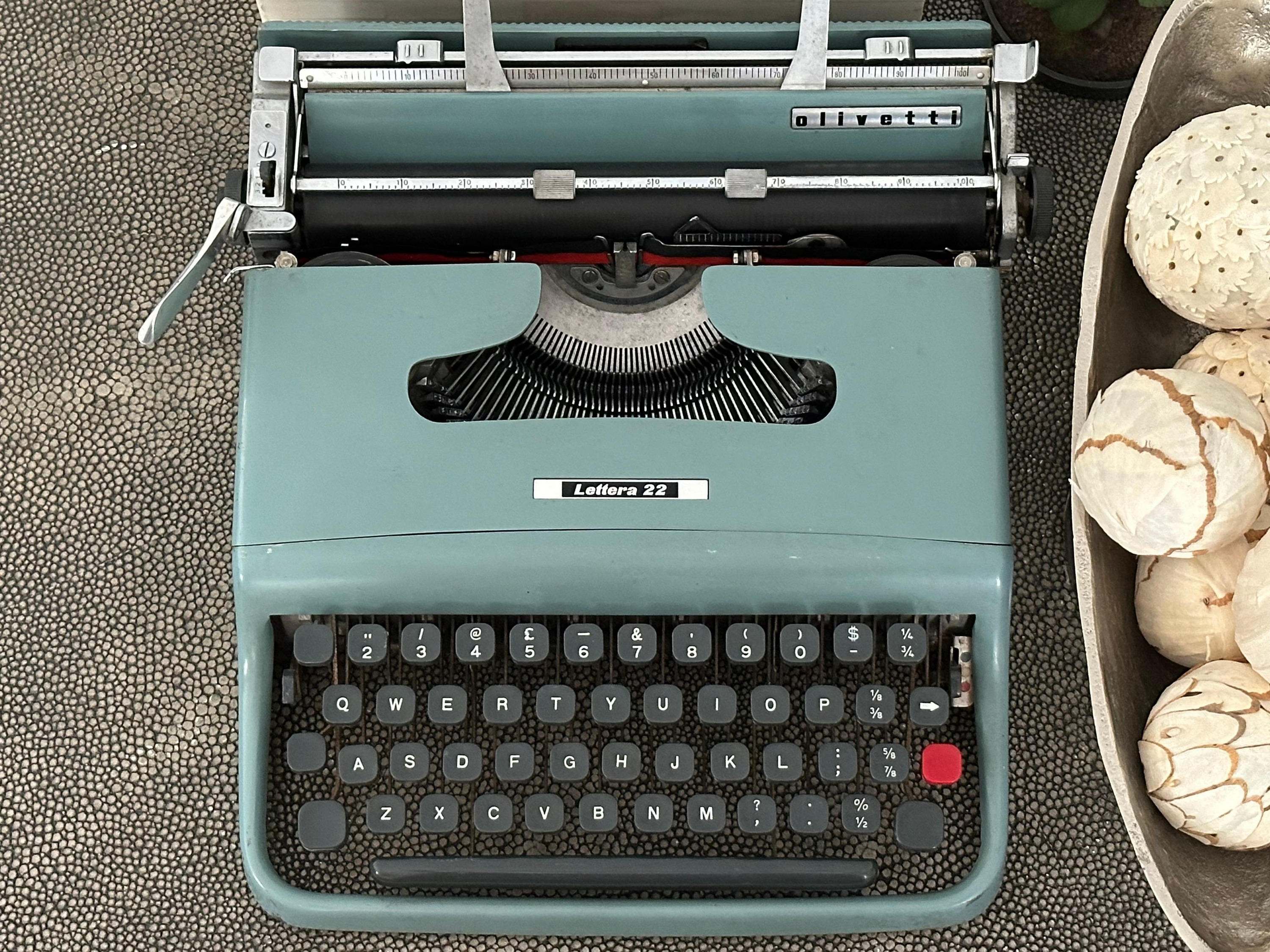 Olivetti Lettera 22 Typewriter with Qwerty Layout, 1962, Made in Ivrea, Italy, Fully Functional
