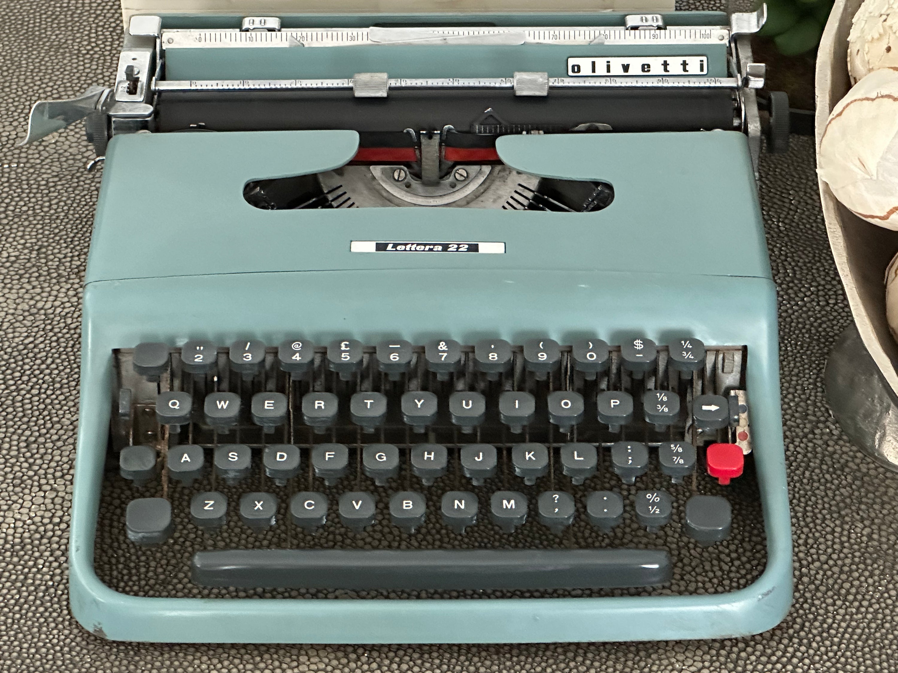 Olivetti Lettera 22 Typewriter with Qwerty Layout, 1962, Made in Ivrea, Italy, Fully Functional