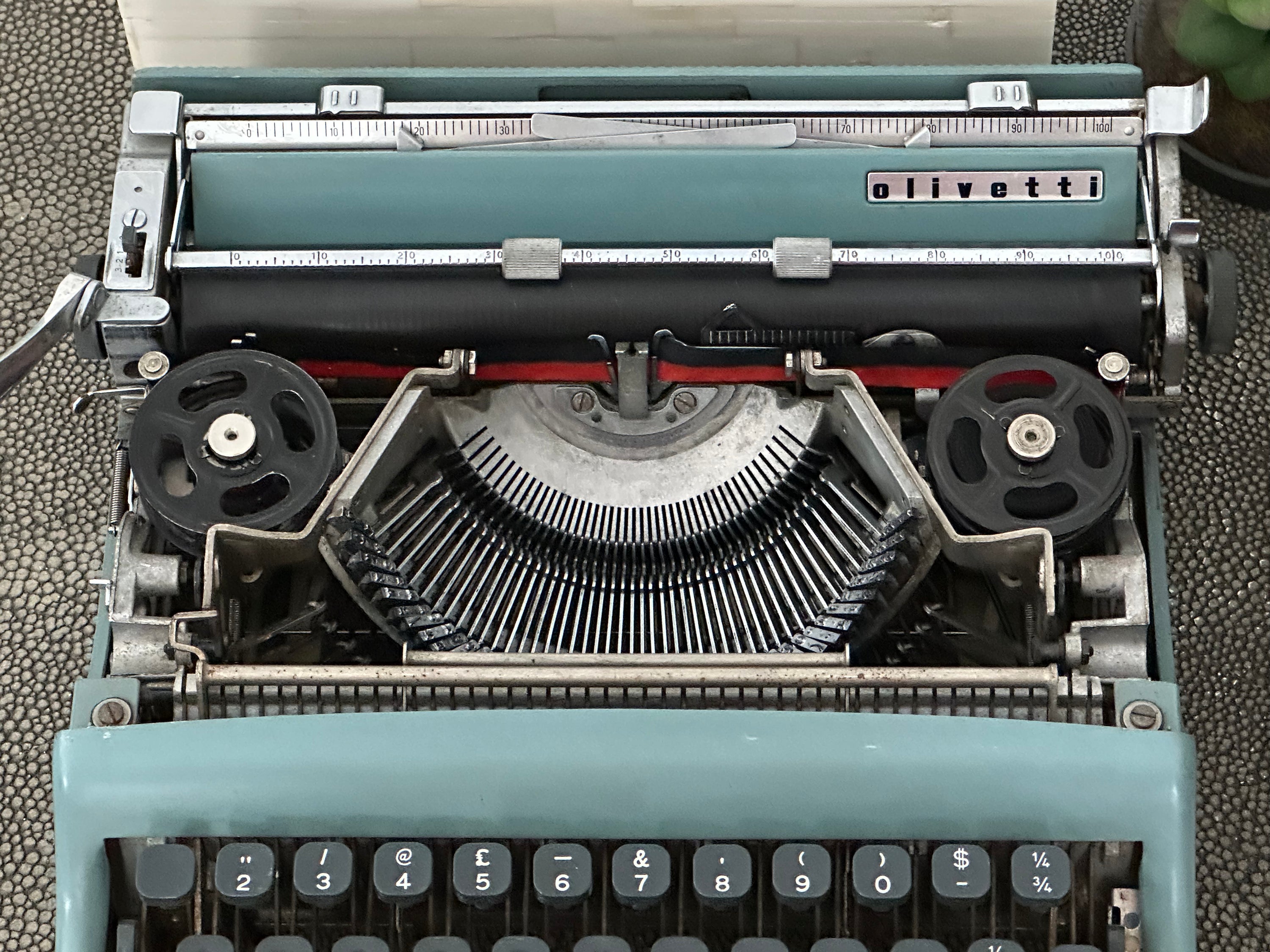 Olivetti Lettera 22 Typewriter with Qwerty Layout, 1962, Made in Ivrea, Italy, Fully Functional