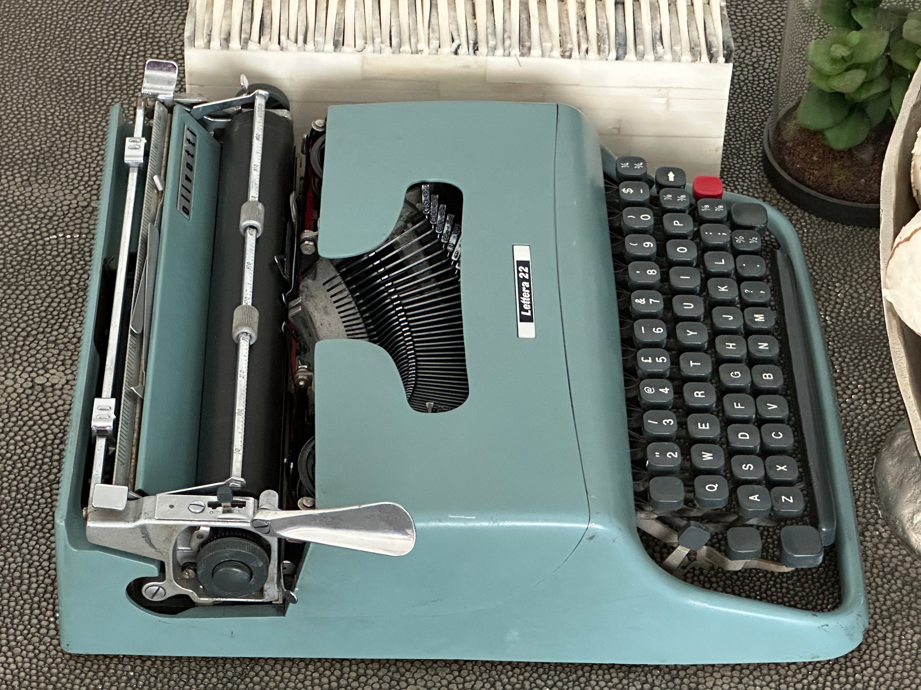 Olivetti Lettera 22 Typewriter with Qwerty Layout, 1962, Made in Ivrea, Italy, Fully Functional