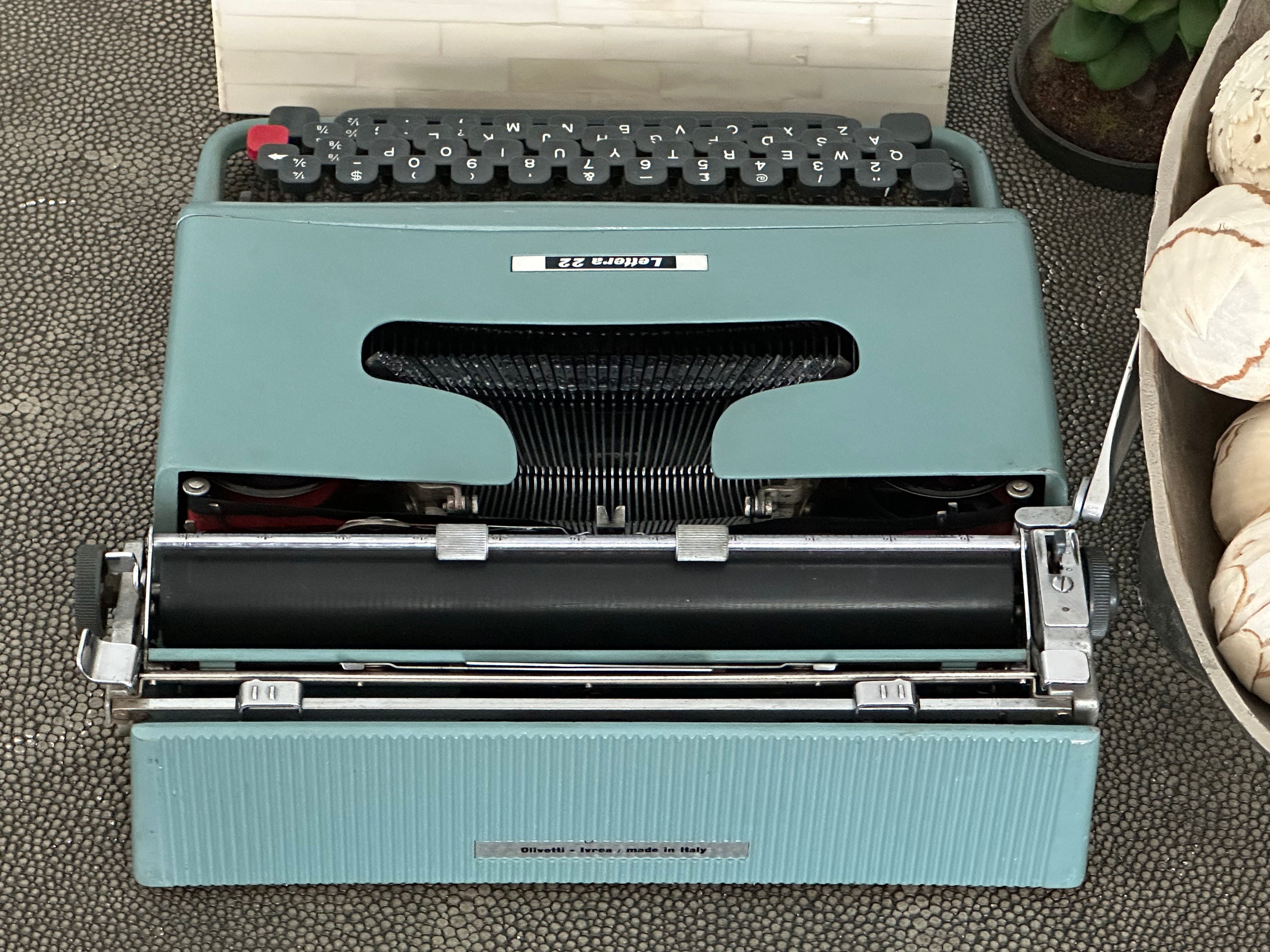 Olivetti Lettera 22 Typewriter with Qwerty Layout, 1962, Made in Ivrea, Italy, Fully Functional