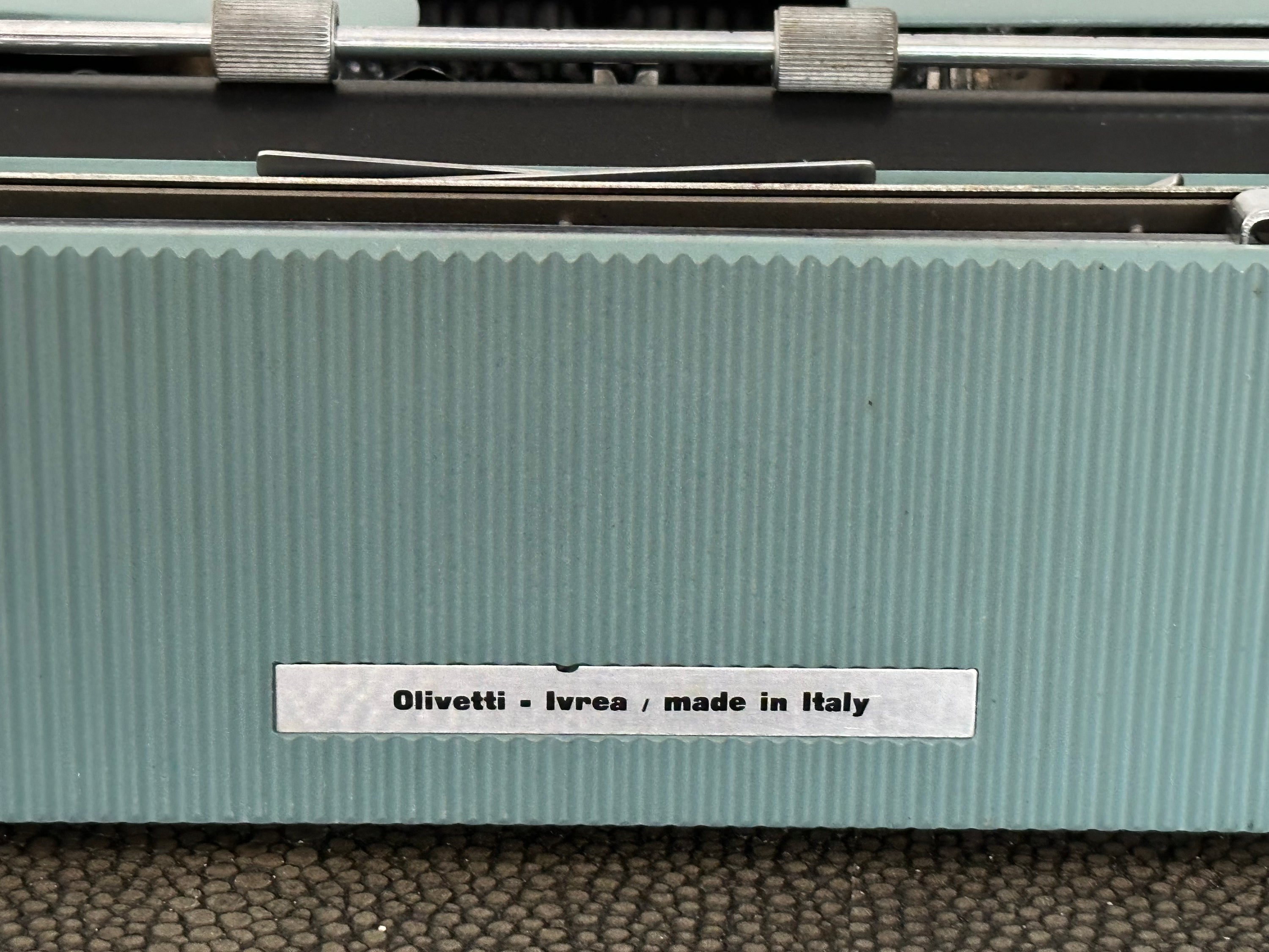 Olivetti Lettera 22 Typewriter with Qwerty Layout, 1962, Made in Ivrea, Italy, Fully Functional