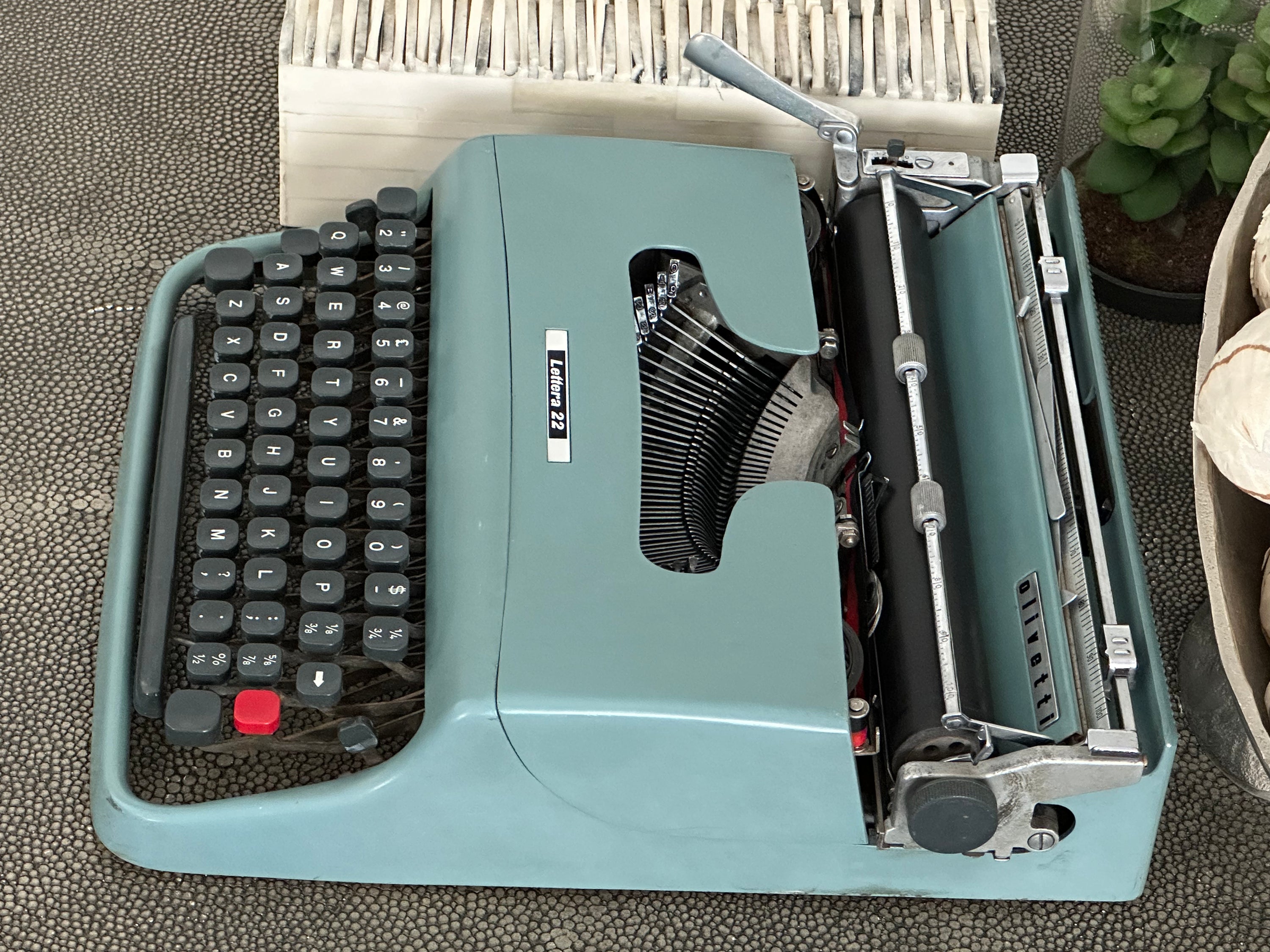 Olivetti Lettera 22 Typewriter with Qwerty Layout, 1962, Made in Ivrea, Italy, Fully Functional