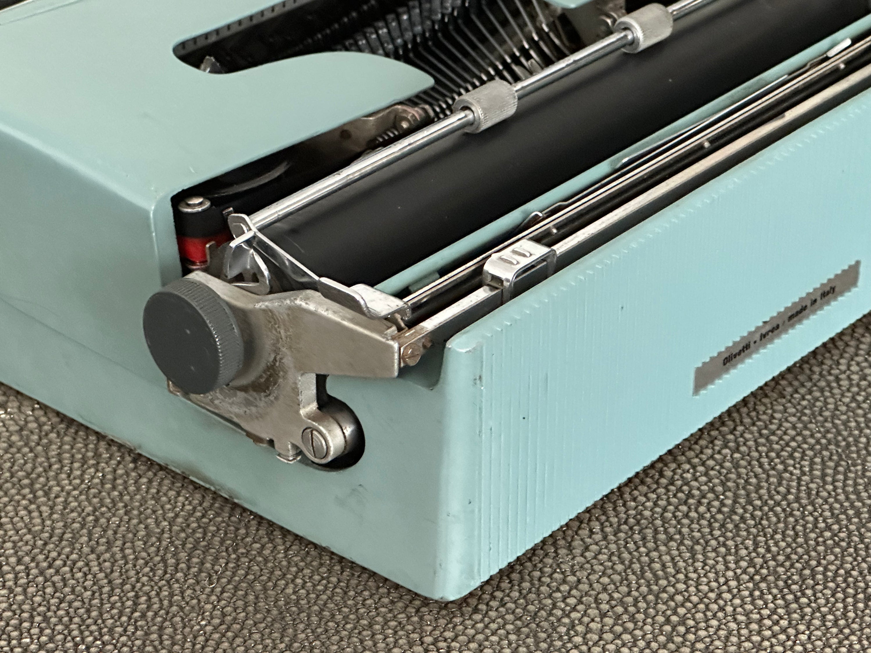 Olivetti Lettera 22 Typewriter with Qwerty Layout, 1962, Made in Ivrea, Italy, Fully Functional