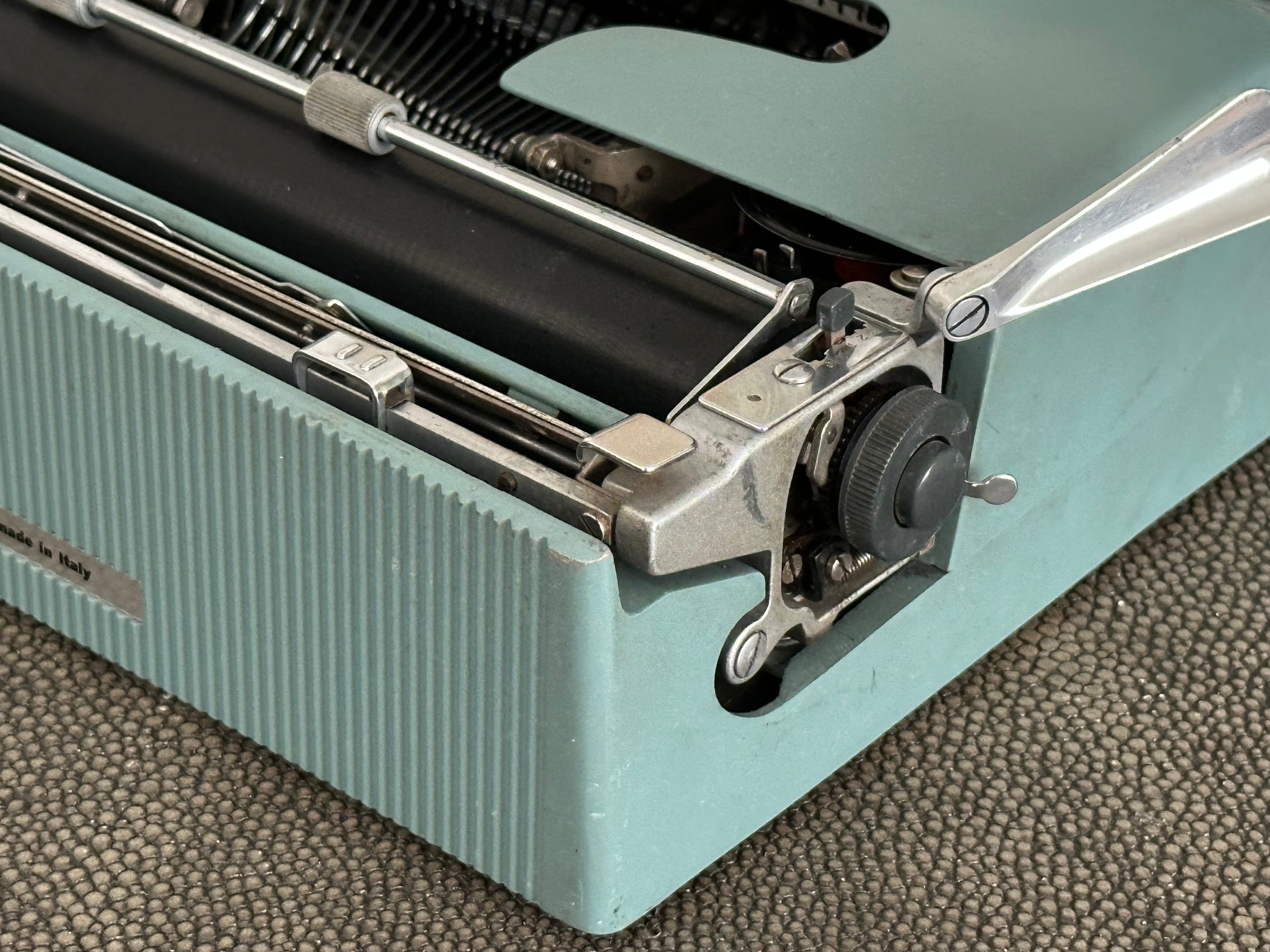 Olivetti Lettera 22 Typewriter with Qwerty Layout, 1962, Made in Ivrea, Italy, Fully Functional
