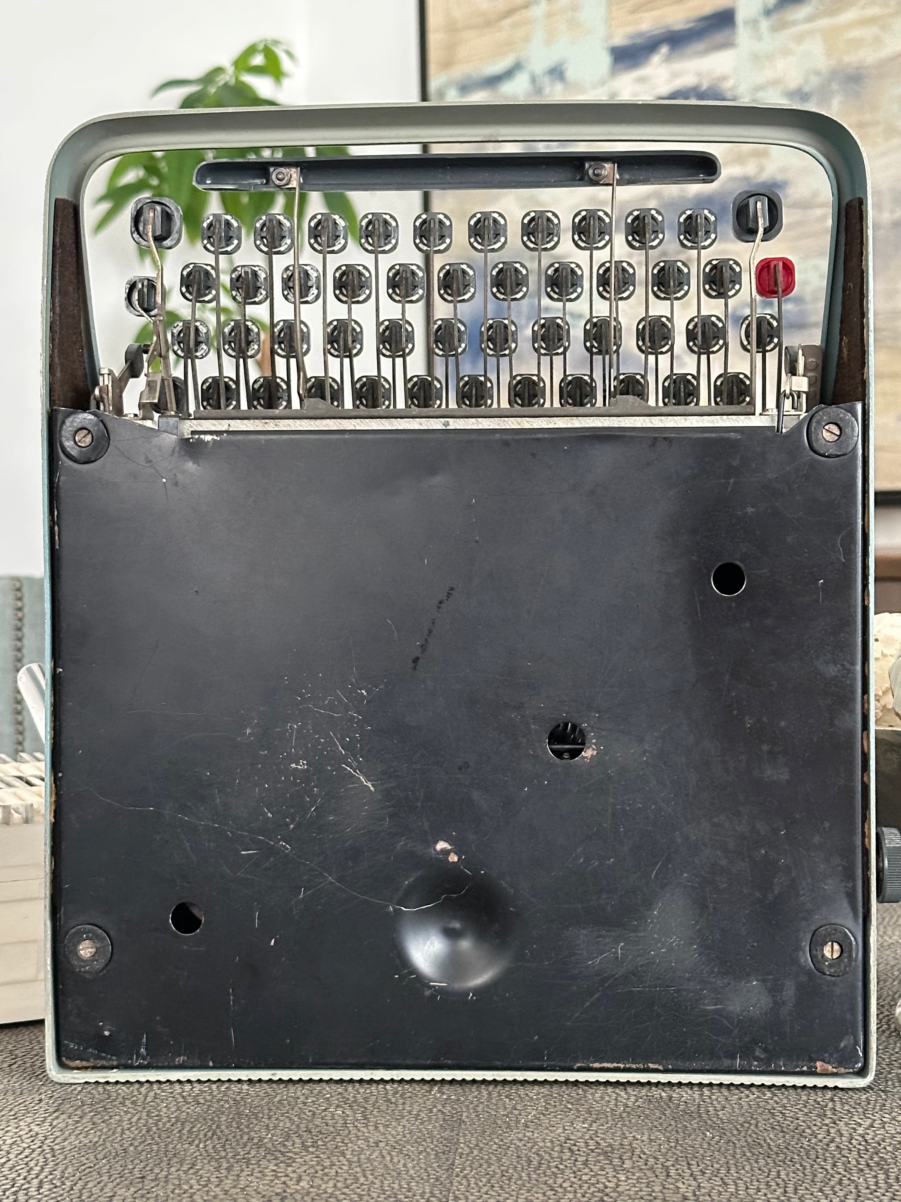 Olivetti Lettera 22 Typewriter with Qwerty Layout, 1962, Made in Ivrea, Italy, Fully Functional