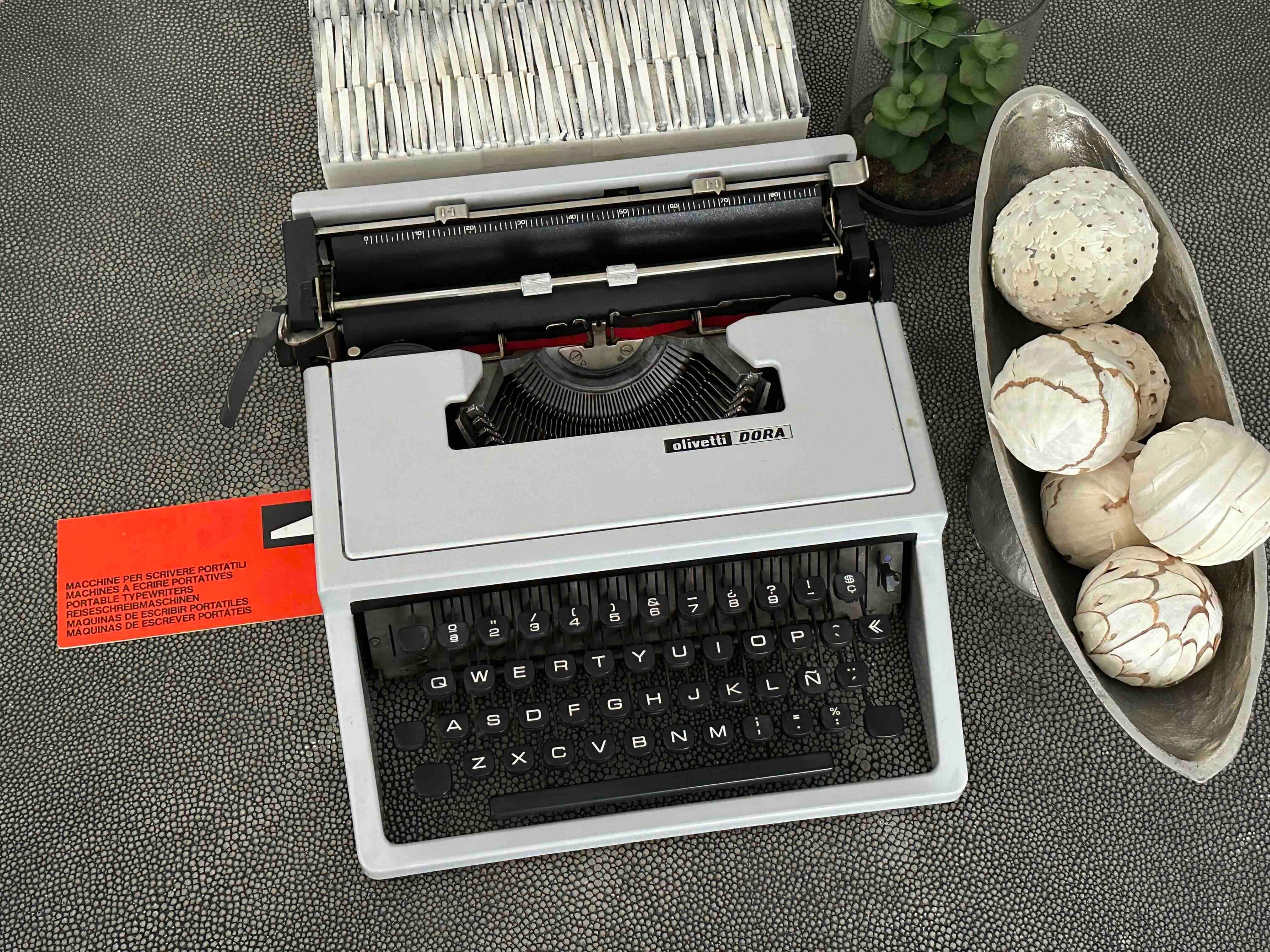 Olivetti Dora Typewriter with Qwerty Layout, 1970s, Fully Functional