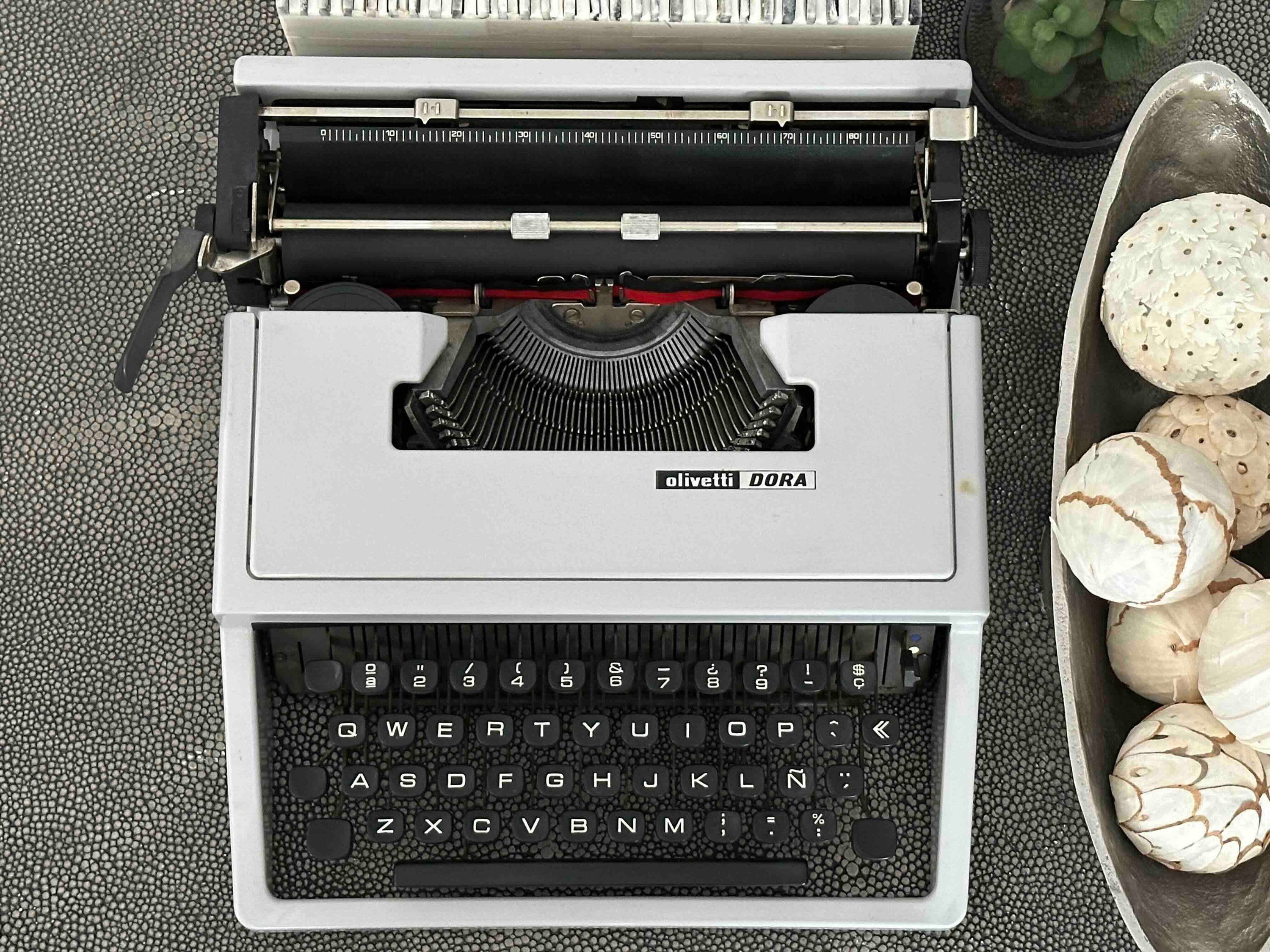 Olivetti Dora Typewriter with Qwerty Layout, 1970s, Fully Functional