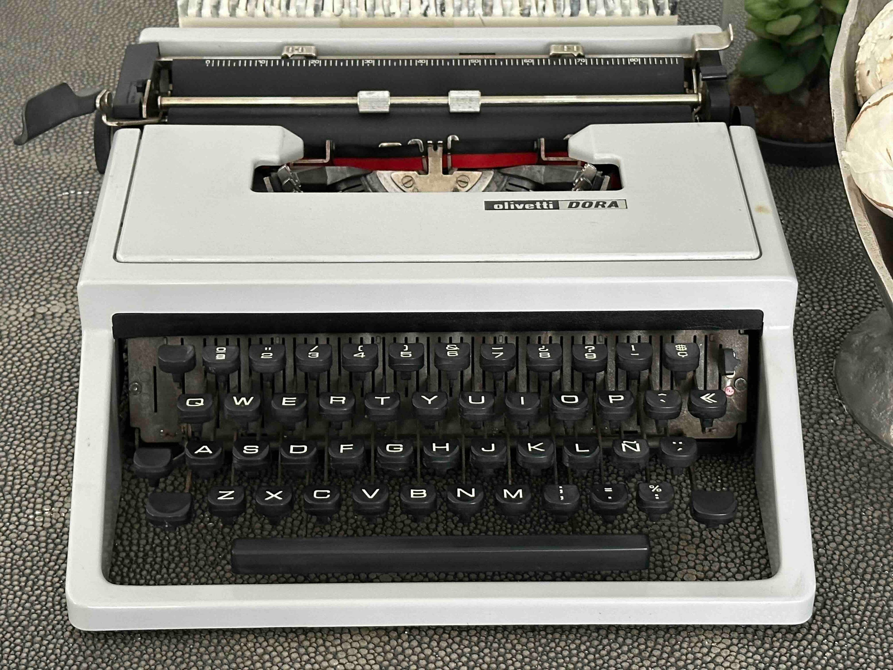 Olivetti Dora Typewriter with Qwerty Layout, 1970s, Fully Functional