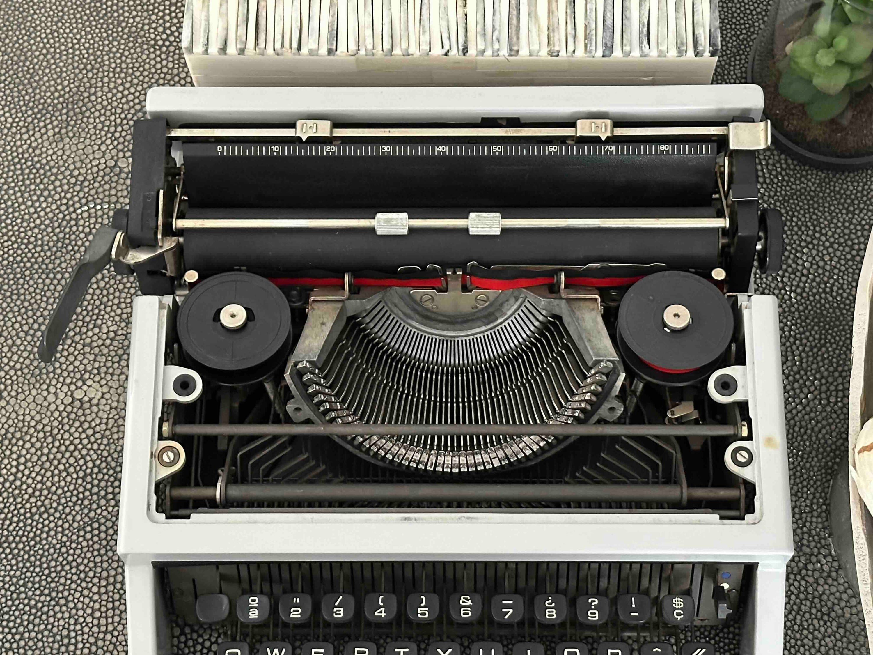 Olivetti Dora Typewriter with Qwerty Layout, 1970s, Fully Functional