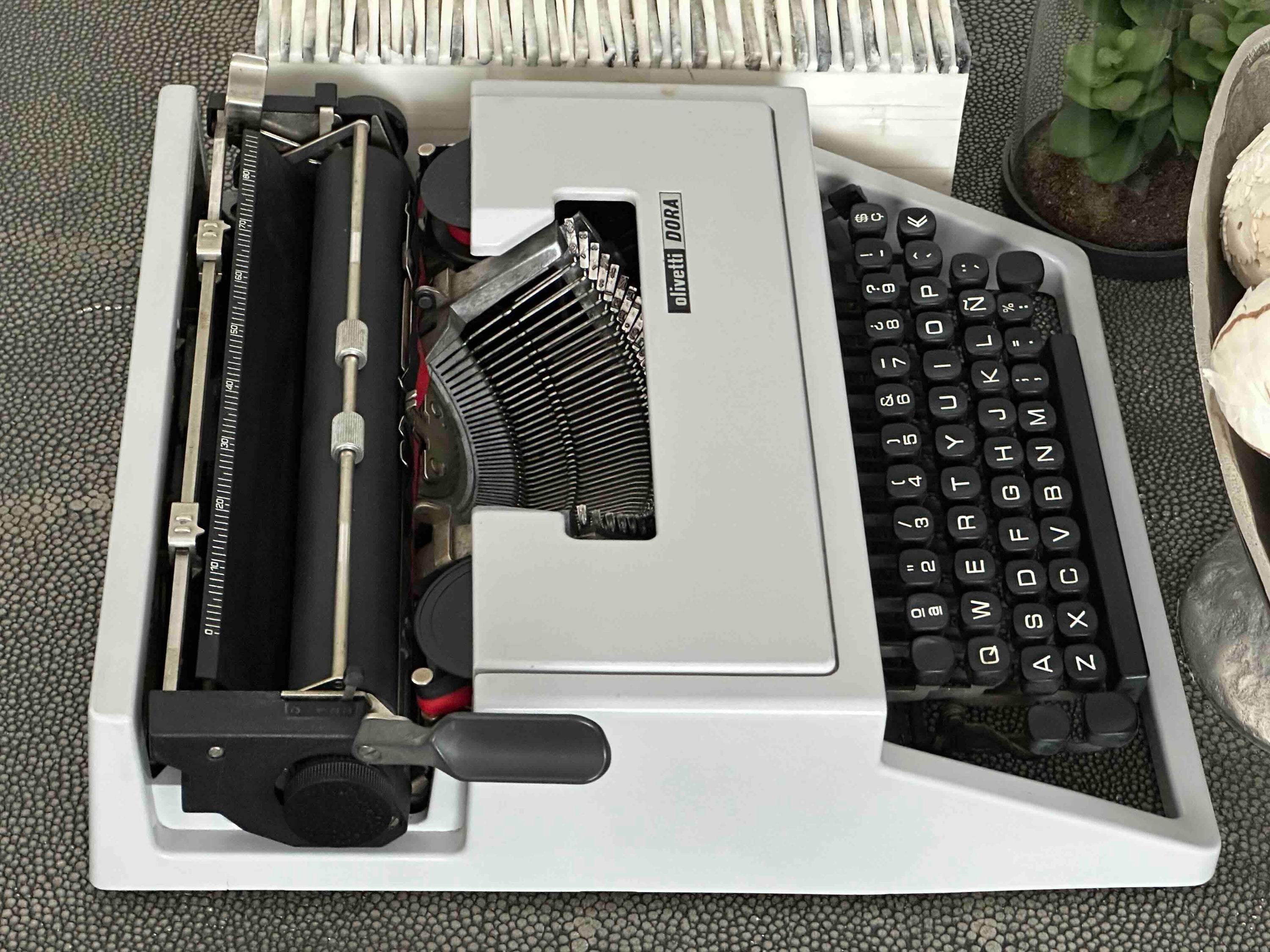 Olivetti Dora Typewriter with Qwerty Layout, 1970s, Fully Functional