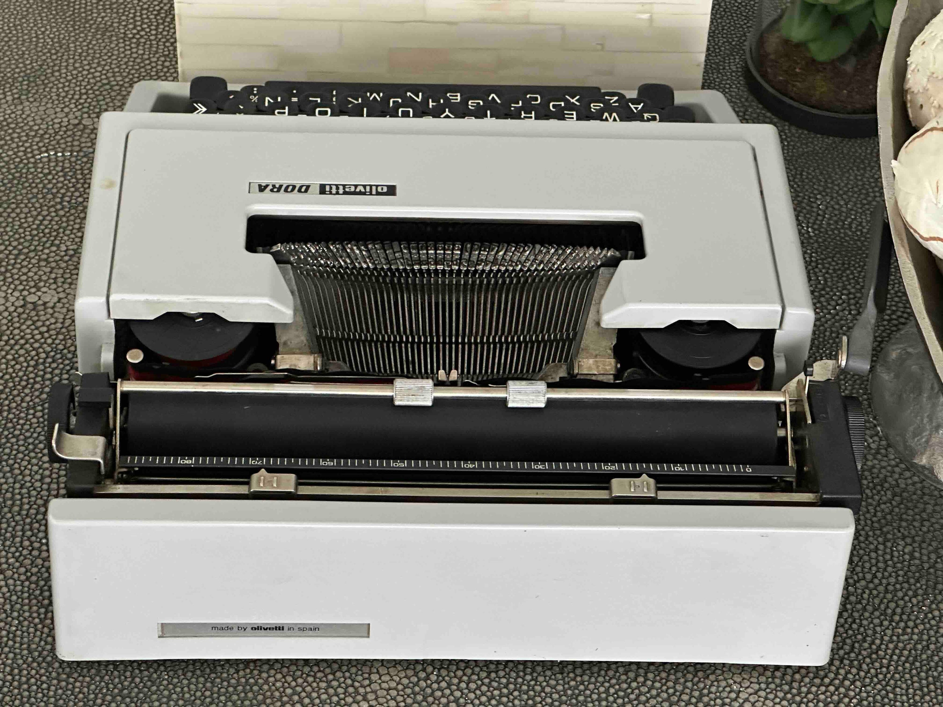 Olivetti Dora Typewriter with Qwerty Layout, 1970s, Fully Functional
