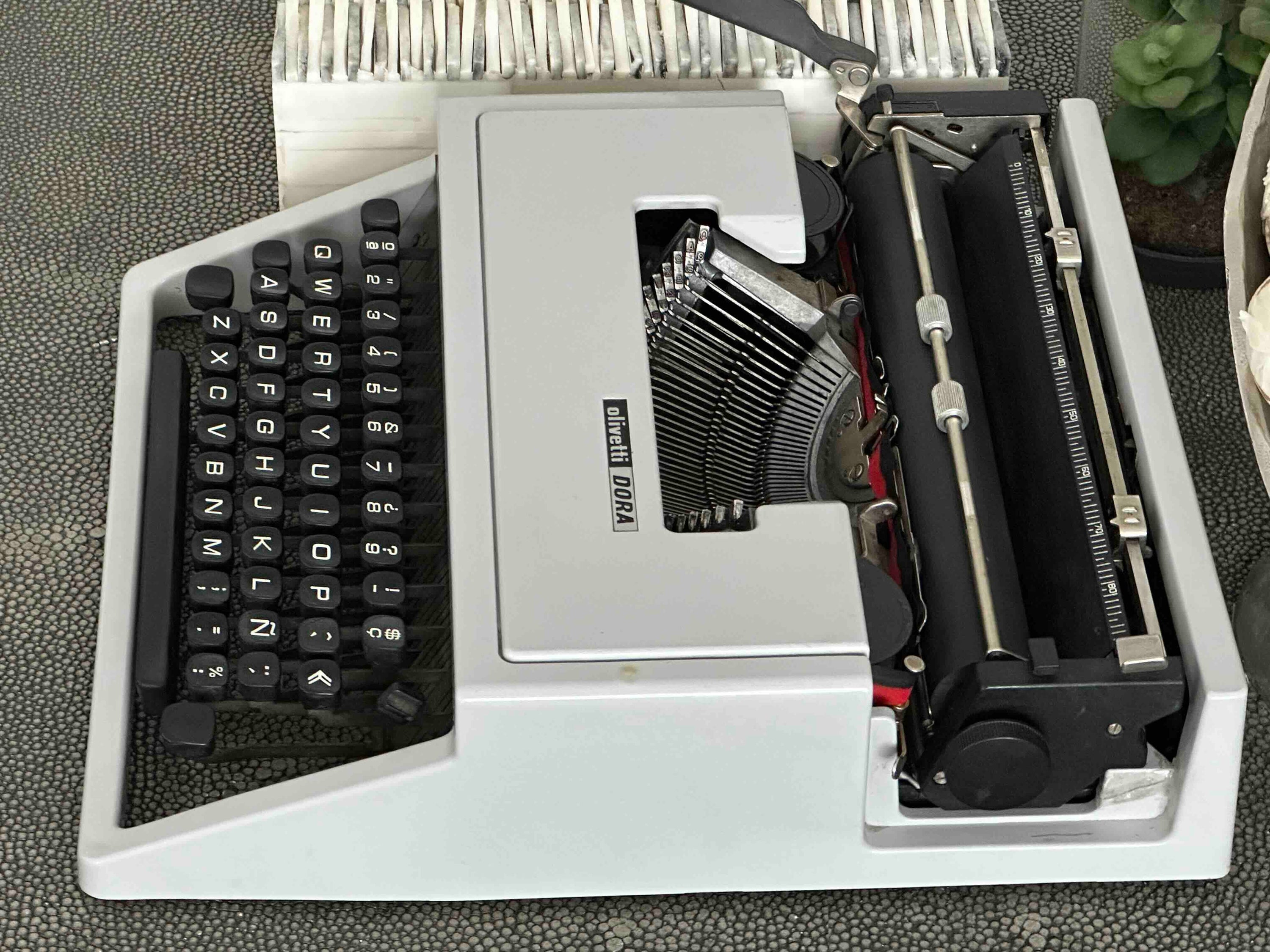 Olivetti Dora Typewriter with Qwerty Layout, 1970s, Fully Functional