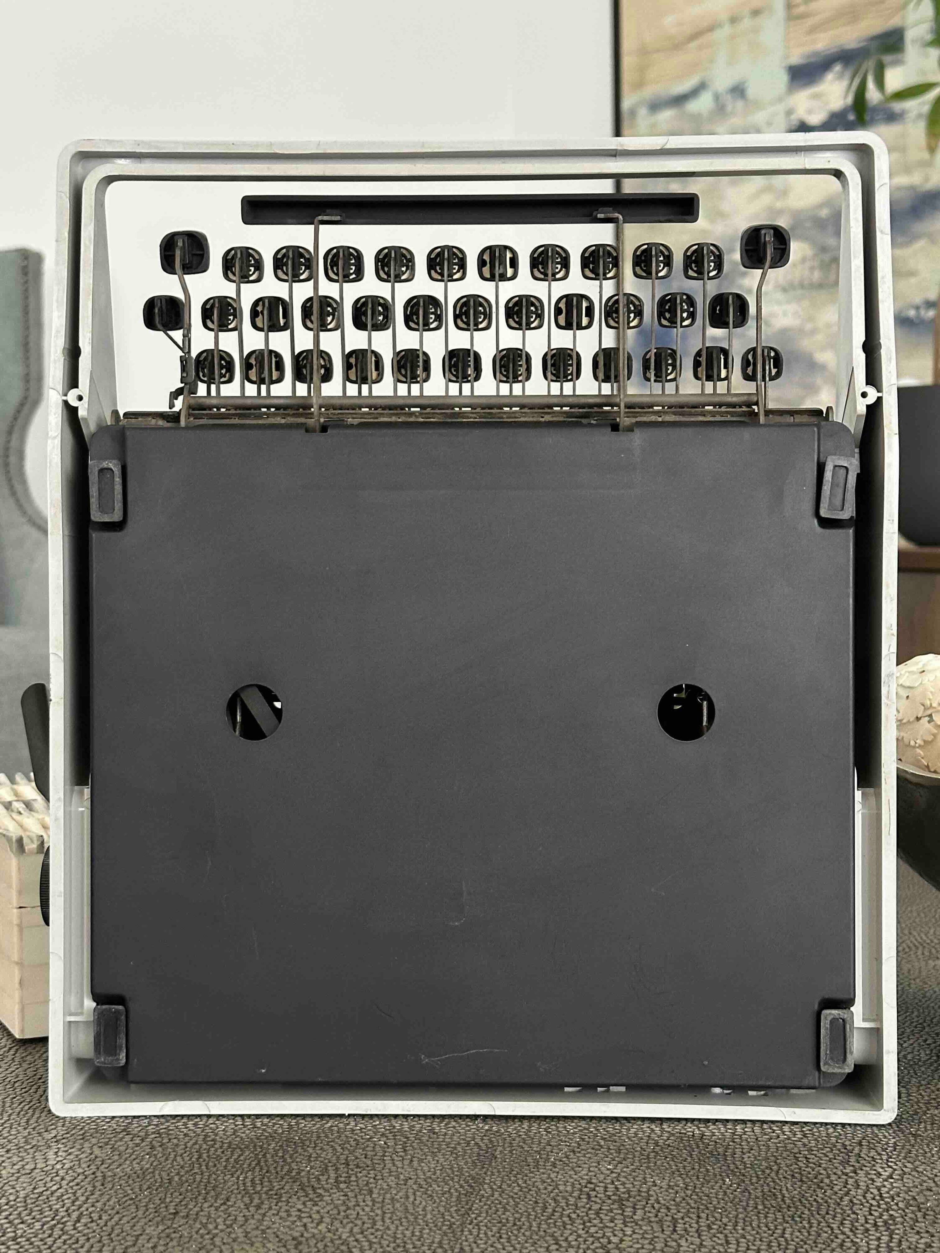 Olivetti Dora Typewriter with Qwerty Layout, 1970s, Fully Functional