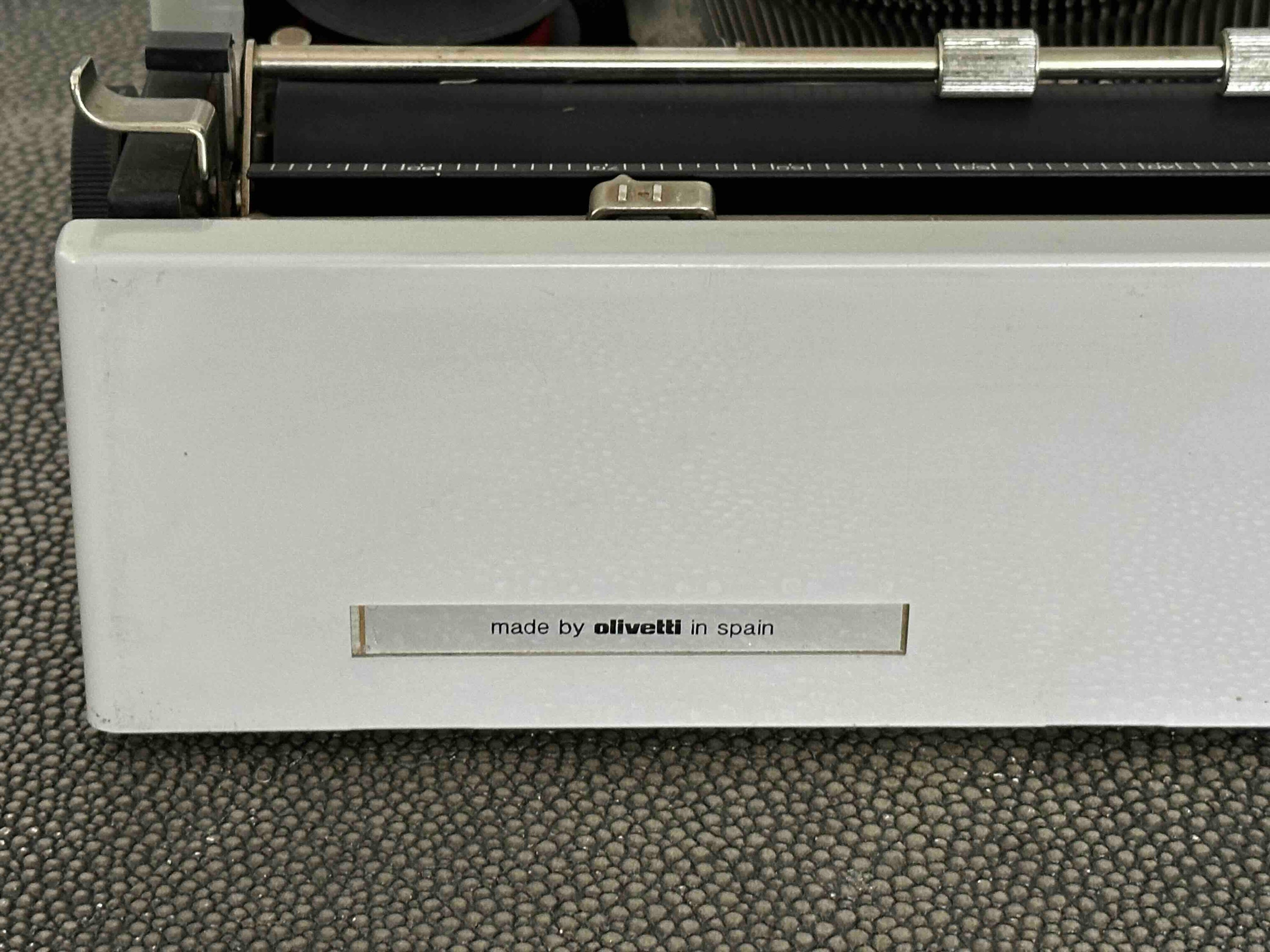Olivetti Dora Typewriter with Qwerty Layout, 1970s, Fully Functional