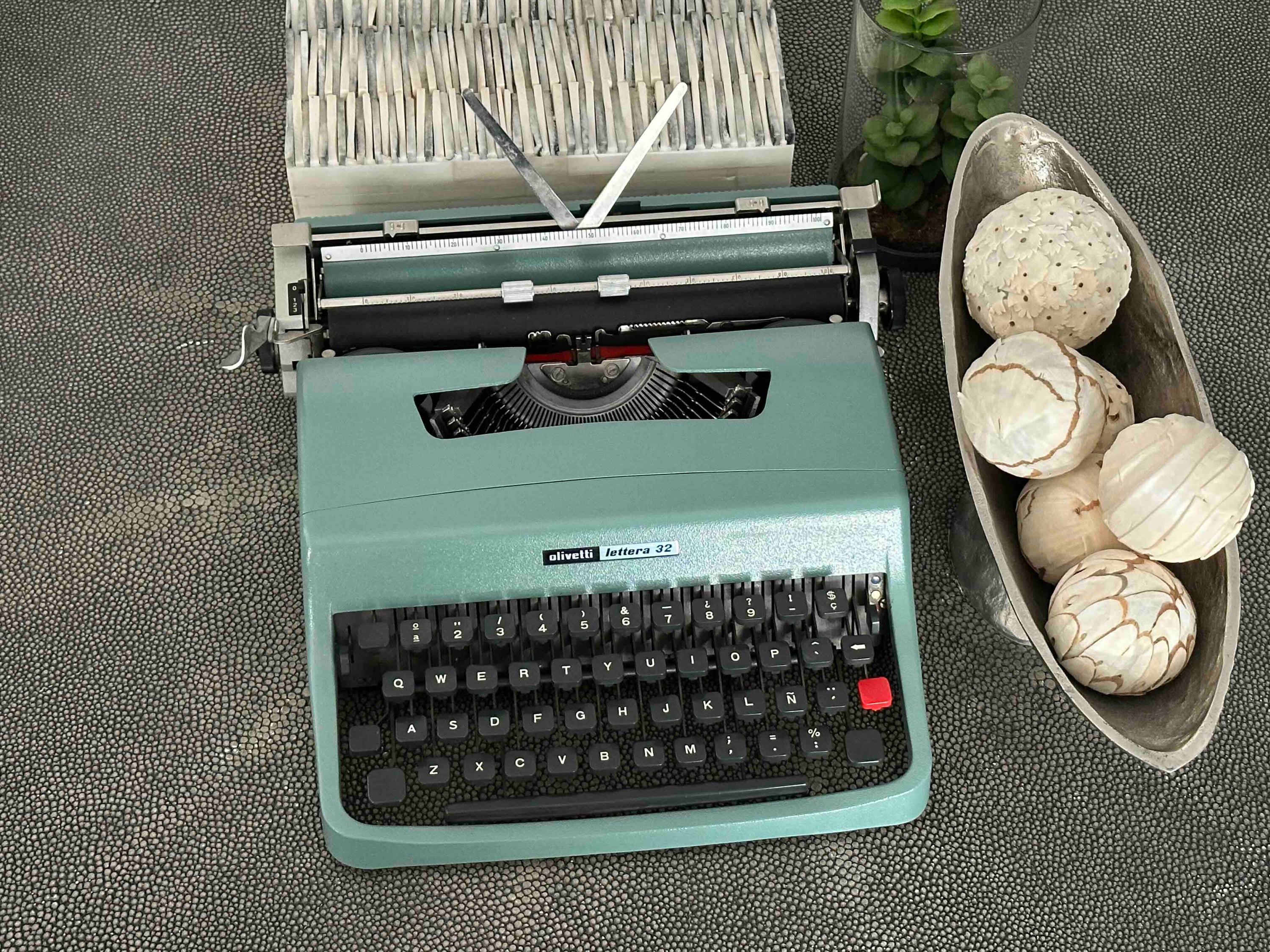 RARE Olivetti Lettera 32 Typewriter with Quadrato Font, Qwerty Layout, 1976, Fully Functional