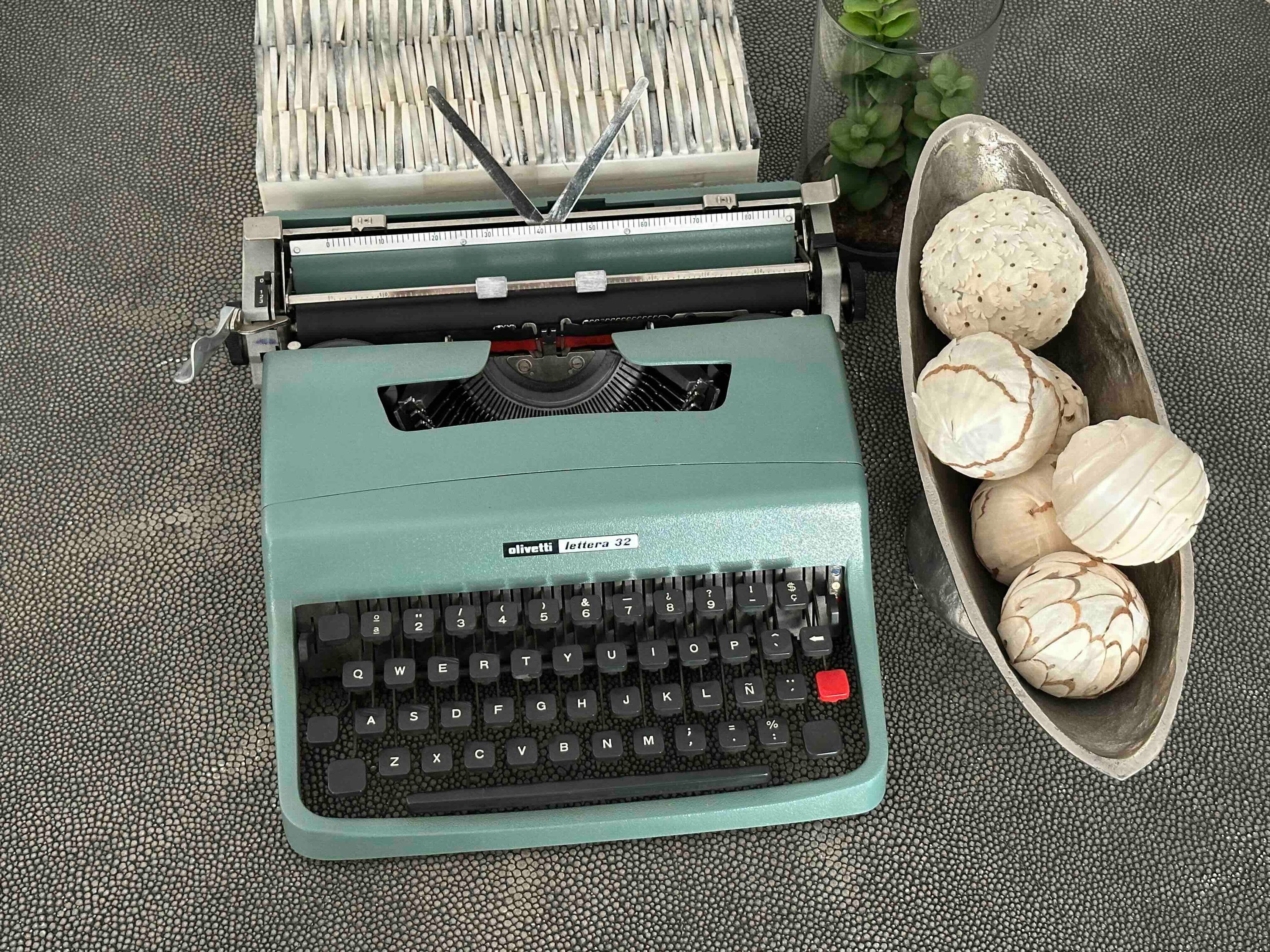 RARE Olivetti Lettera 32 Typewriter with Sans Serif Cubic Font and Qwerty Layout, 1975, Fully Functional
