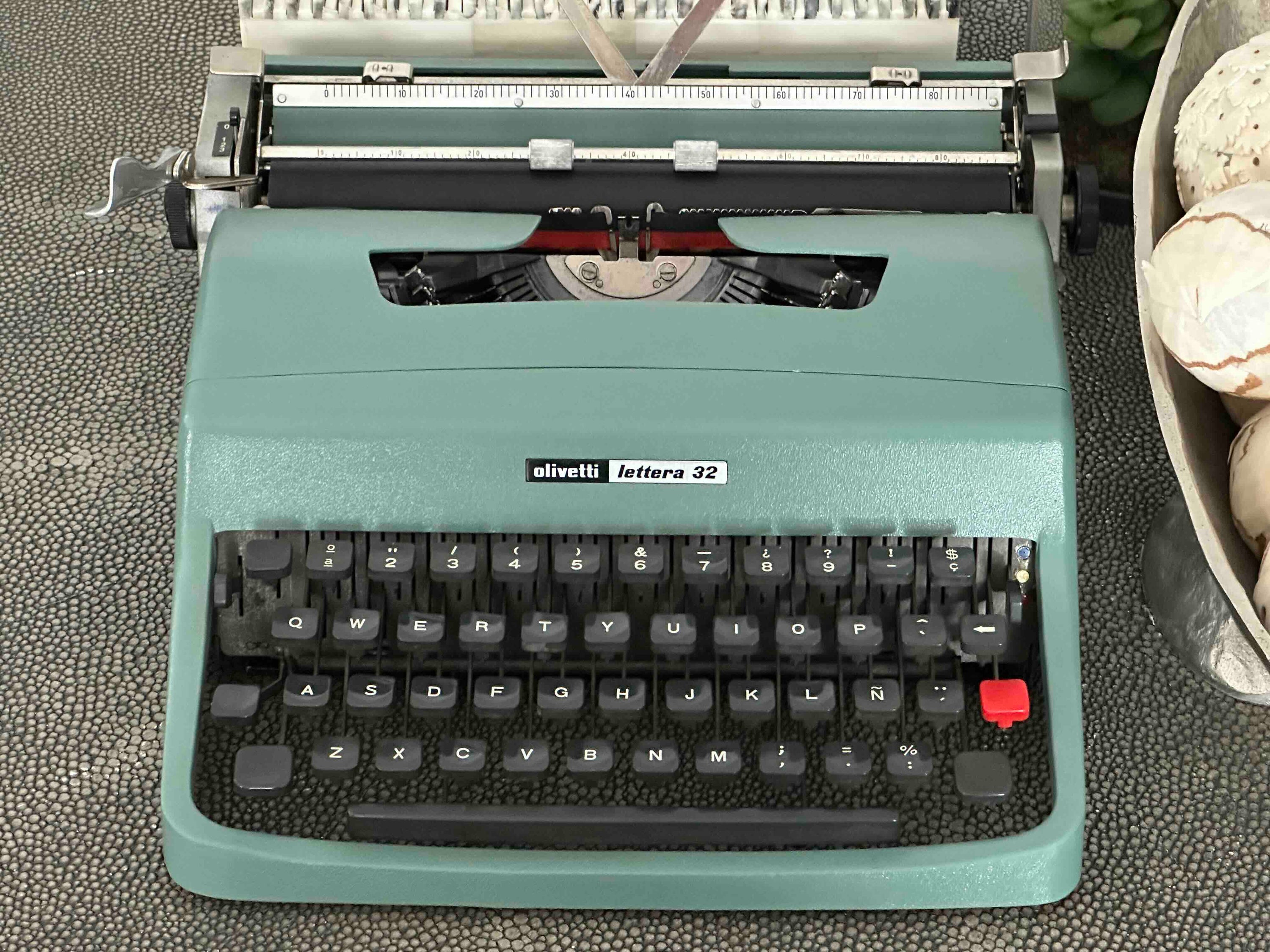 RARE Olivetti Lettera 32 Typewriter with Sans Serif Cubic Font and Qwerty Layout, 1975, Fully Functional