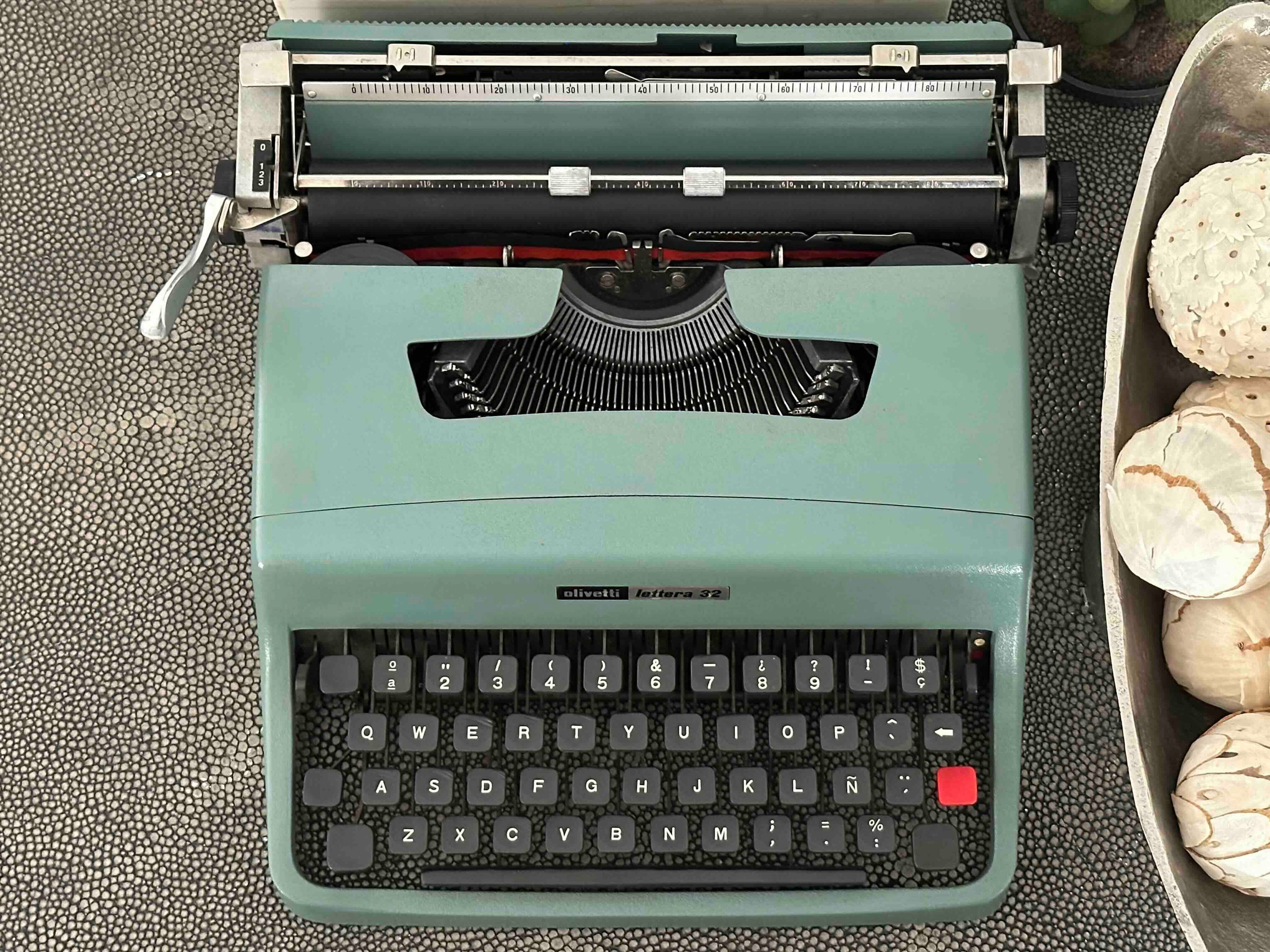 RARE Olivetti Lettera 32 Typewriter with Sans Serif Cubic Font and Qwerty Layout, 1975, Fully Functional
