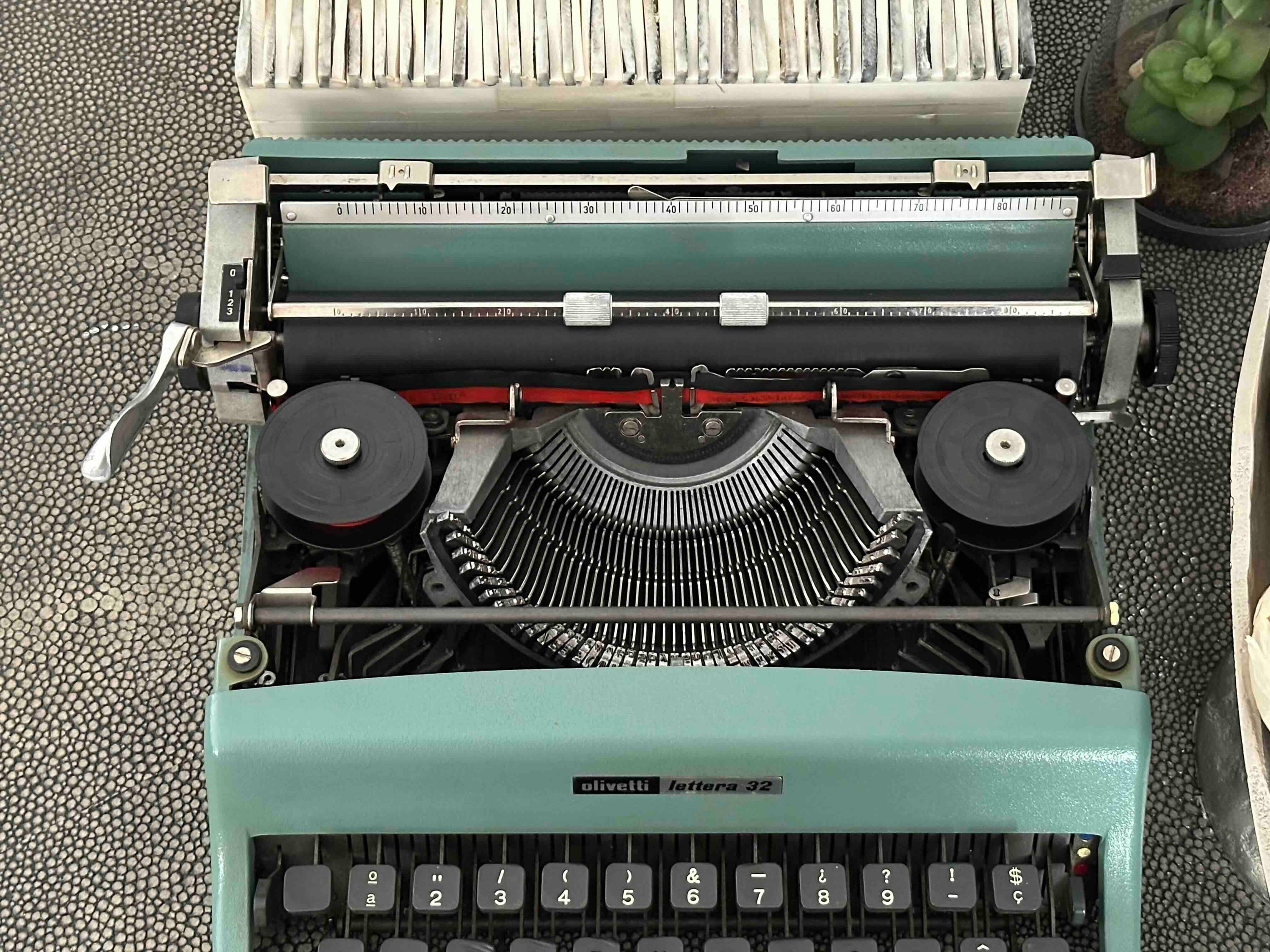 RARE Olivetti Lettera 32 Typewriter with Sans Serif Cubic Font and Qwerty Layout, 1975, Fully Functional