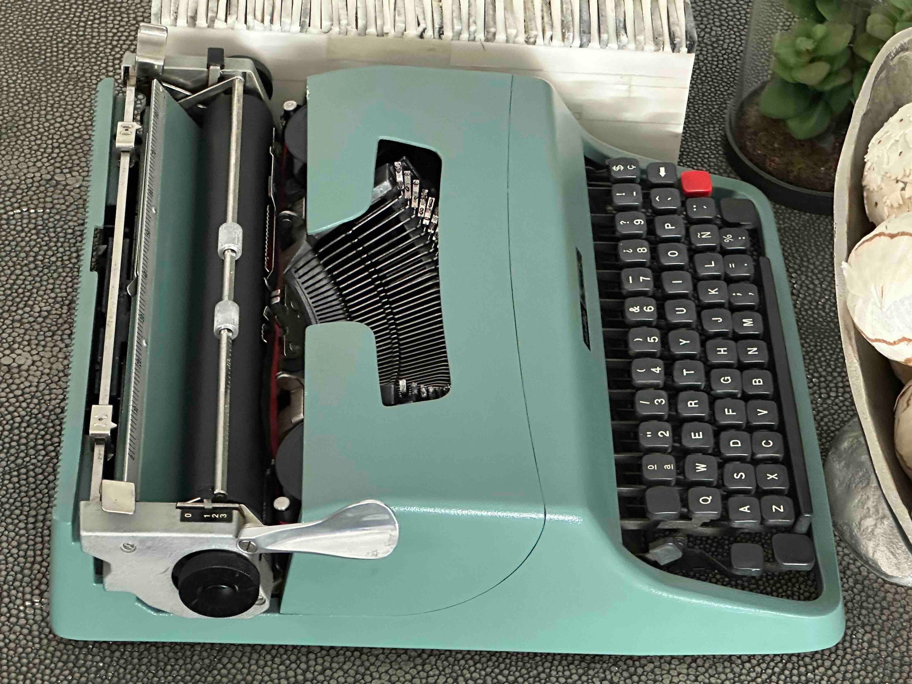 RARE Olivetti Lettera 32 Typewriter with Sans Serif Cubic Font and Qwerty Layout, 1975, Fully Functional