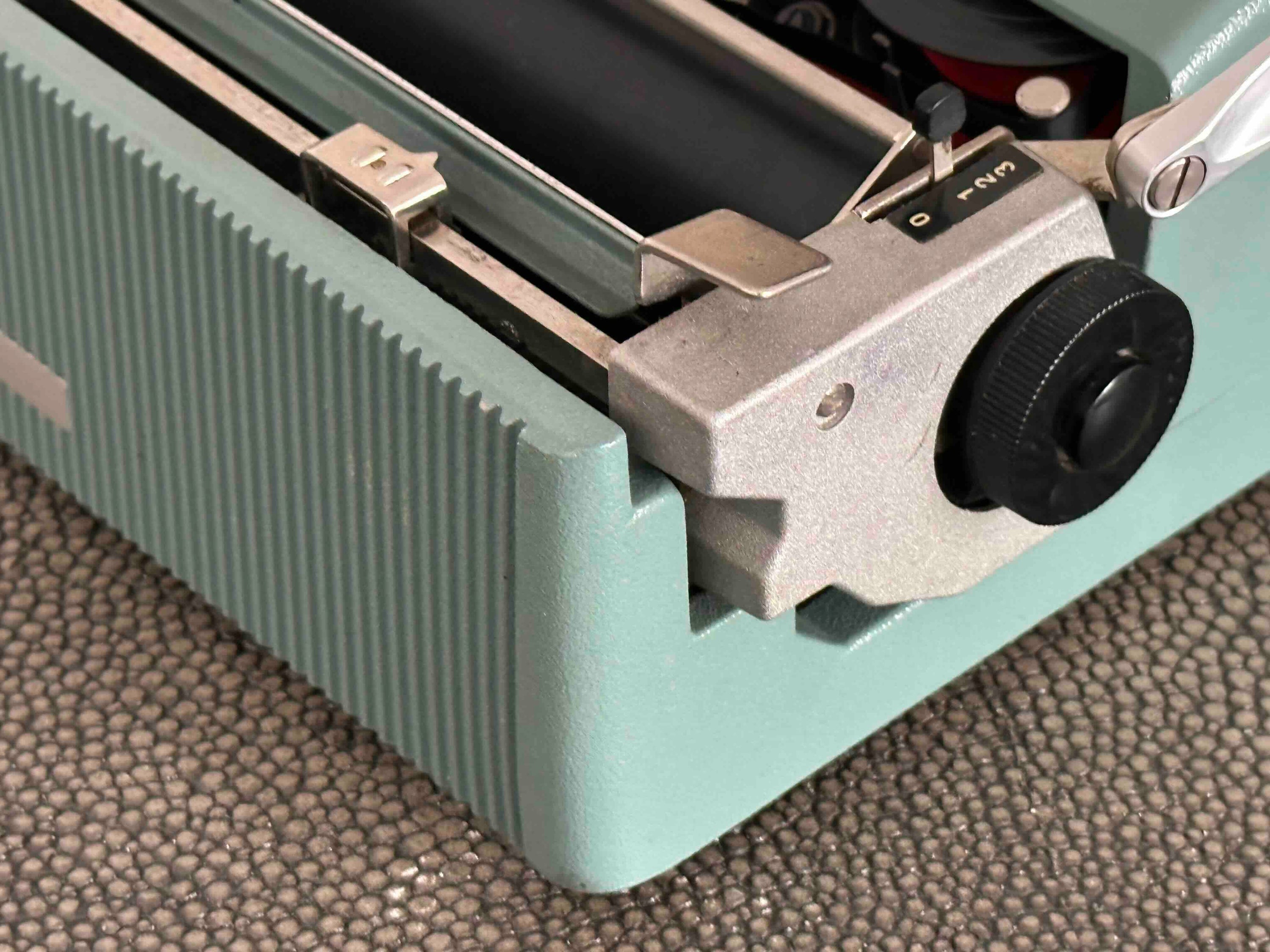 RARE Olivetti Lettera 32 Typewriter with Sans Serif Cubic Font and Qwerty Layout, 1975, Fully Functional