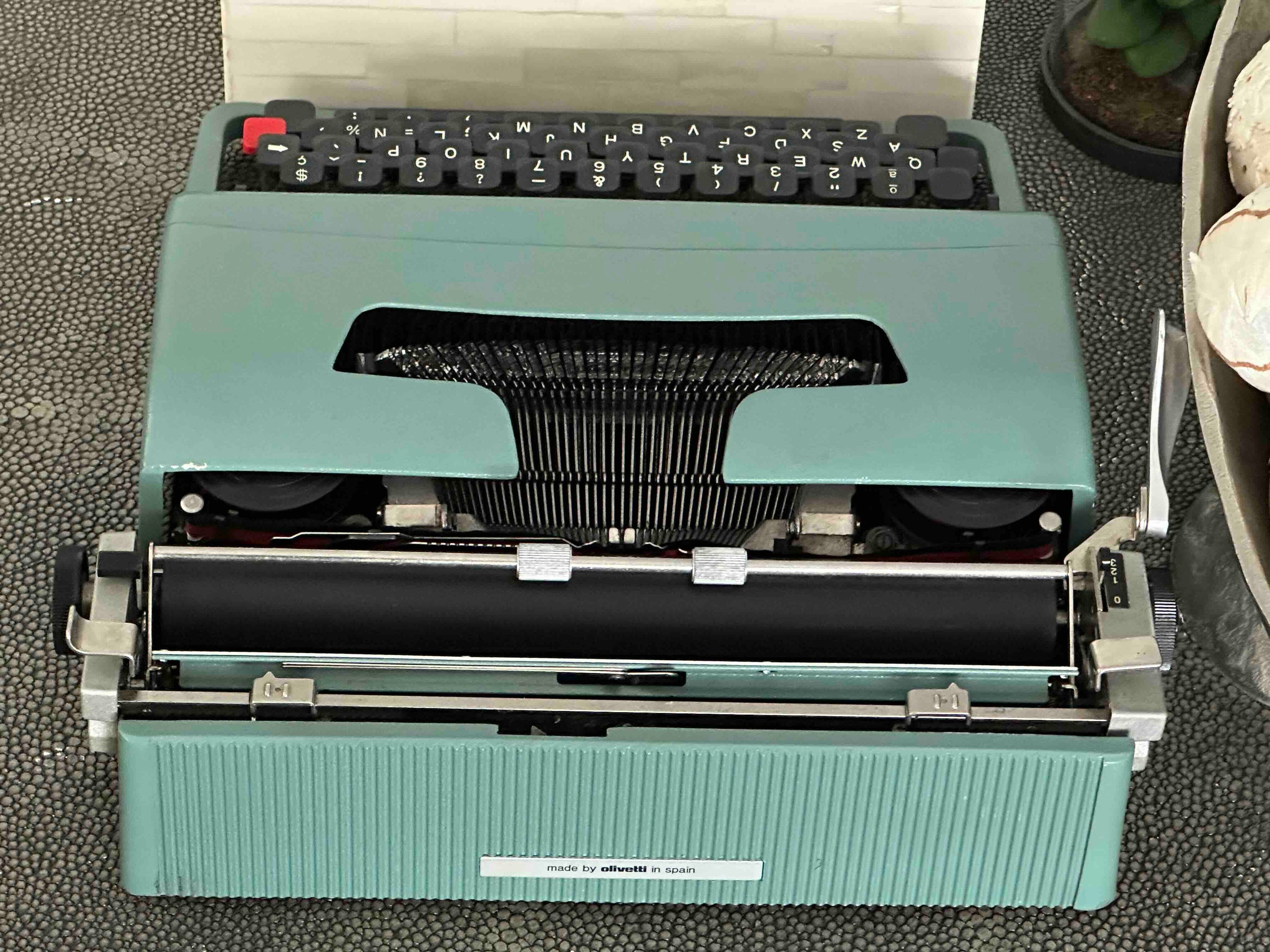 RARE Olivetti Lettera 32 Typewriter with Sans Serif Cubic Font and Qwerty Layout, 1975, Fully Functional