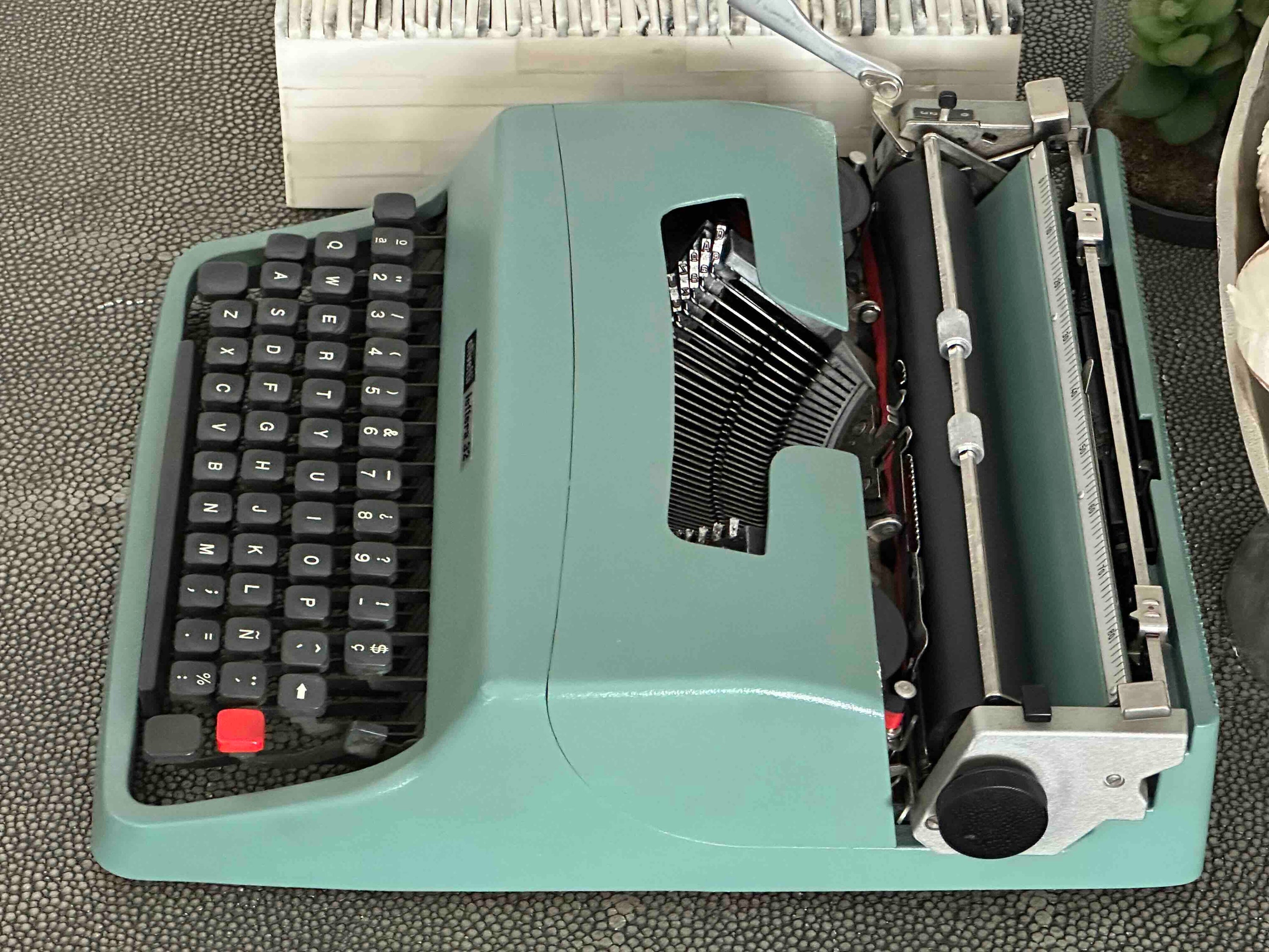 RARE Olivetti Lettera 32 Typewriter with Sans Serif Cubic Font and Qwerty Layout, 1975, Fully Functional