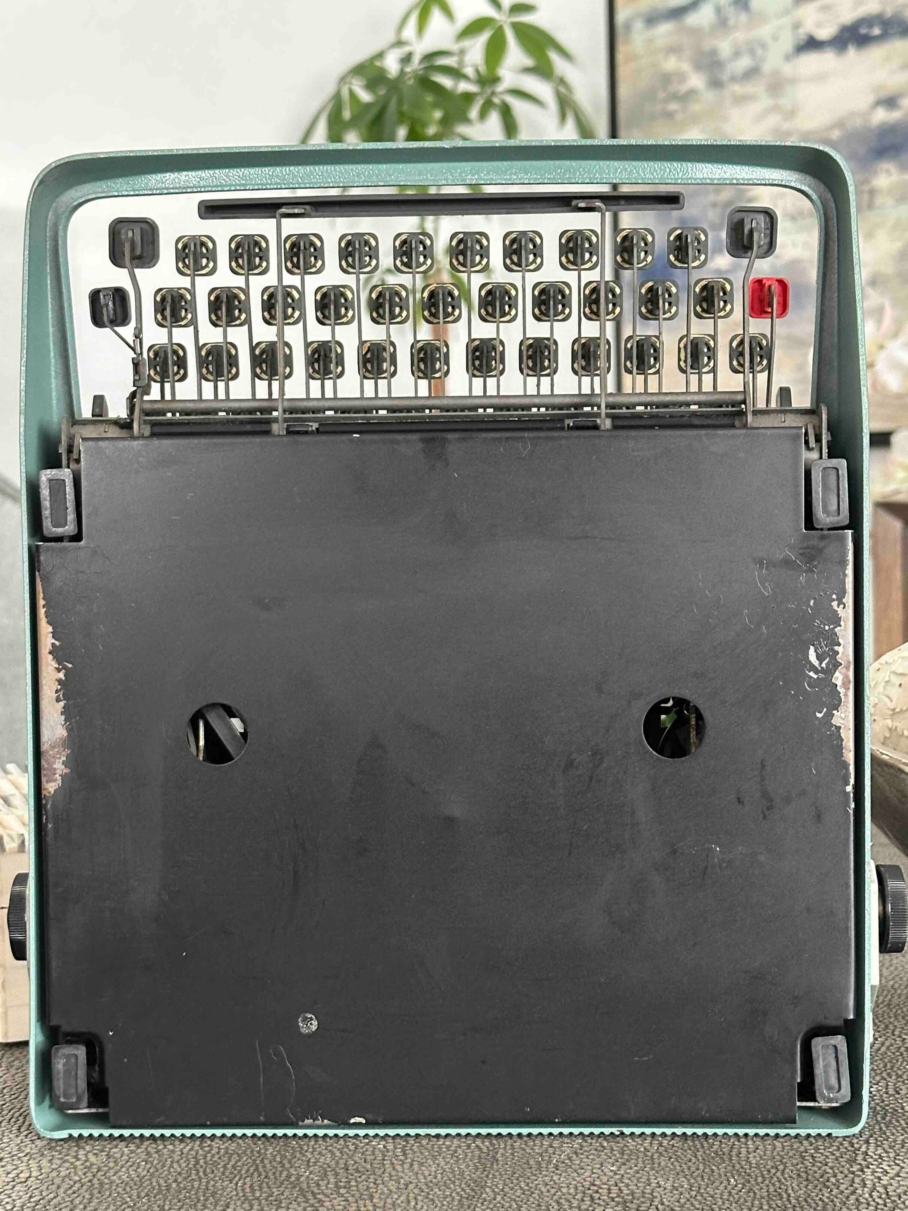 RARE Olivetti Lettera 32 Typewriter with Sans Serif Cubic Font and Qwerty Layout, 1975, Fully Functional