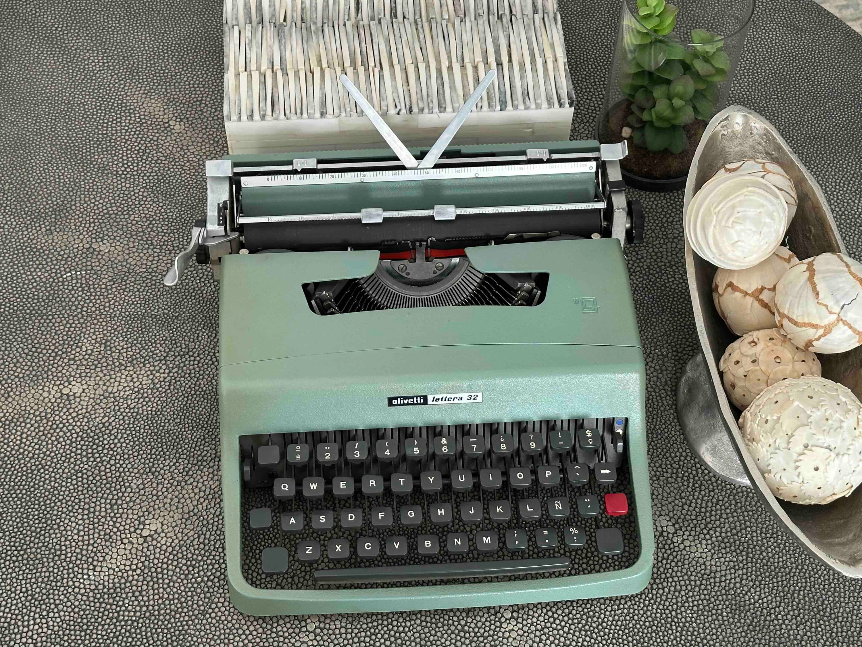 Olivetti Lettera 32 Typewriter with Qwerty Layout, 1970, Made in Spain, Fully Functional
