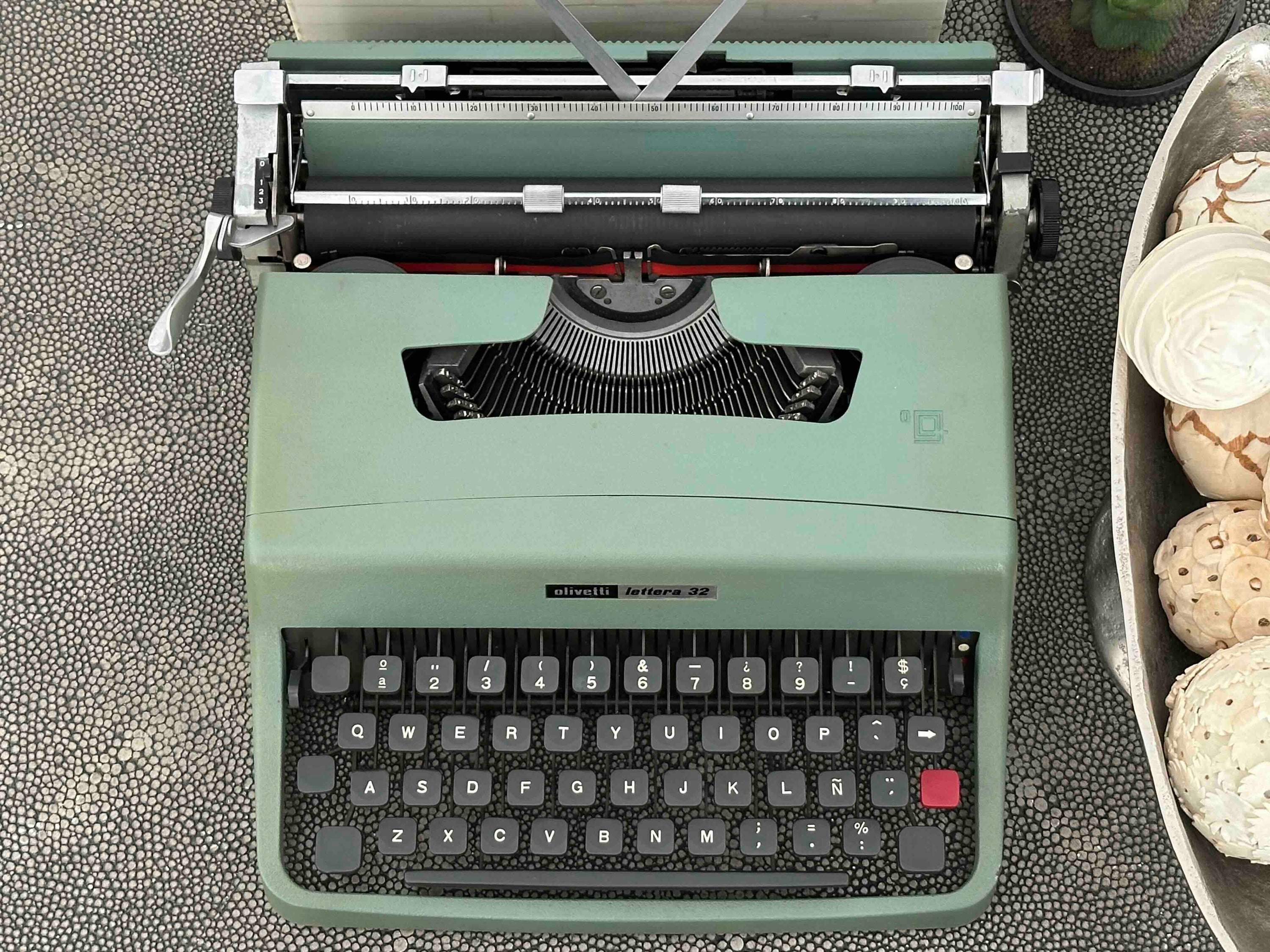 Olivetti Lettera 32 Typewriter with Qwerty Layout, 1970, Made in Spain, Fully Functional