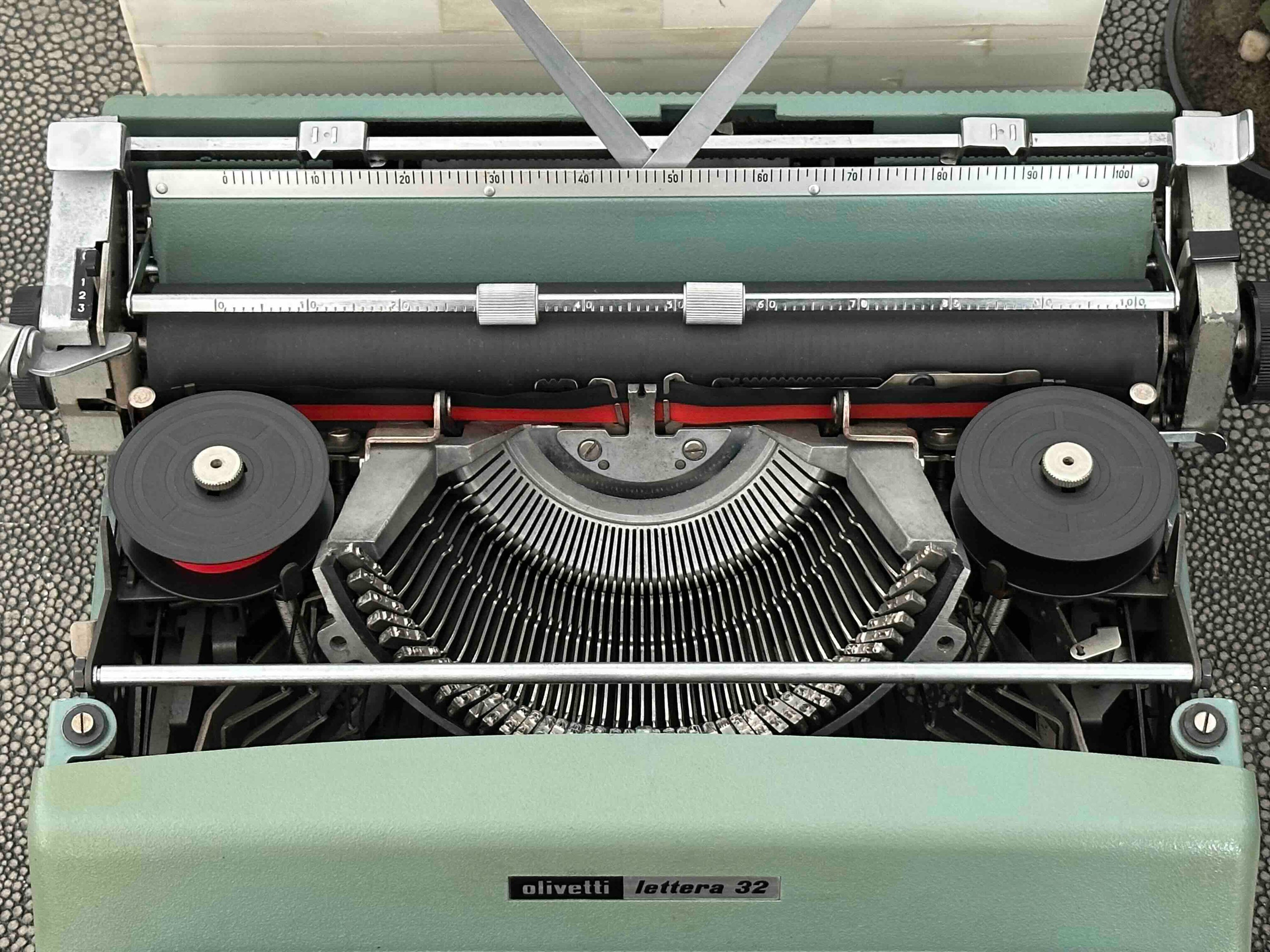 Olivetti Lettera 32 Typewriter with Qwerty Layout, 1970, Made in Spain, Fully Functional
