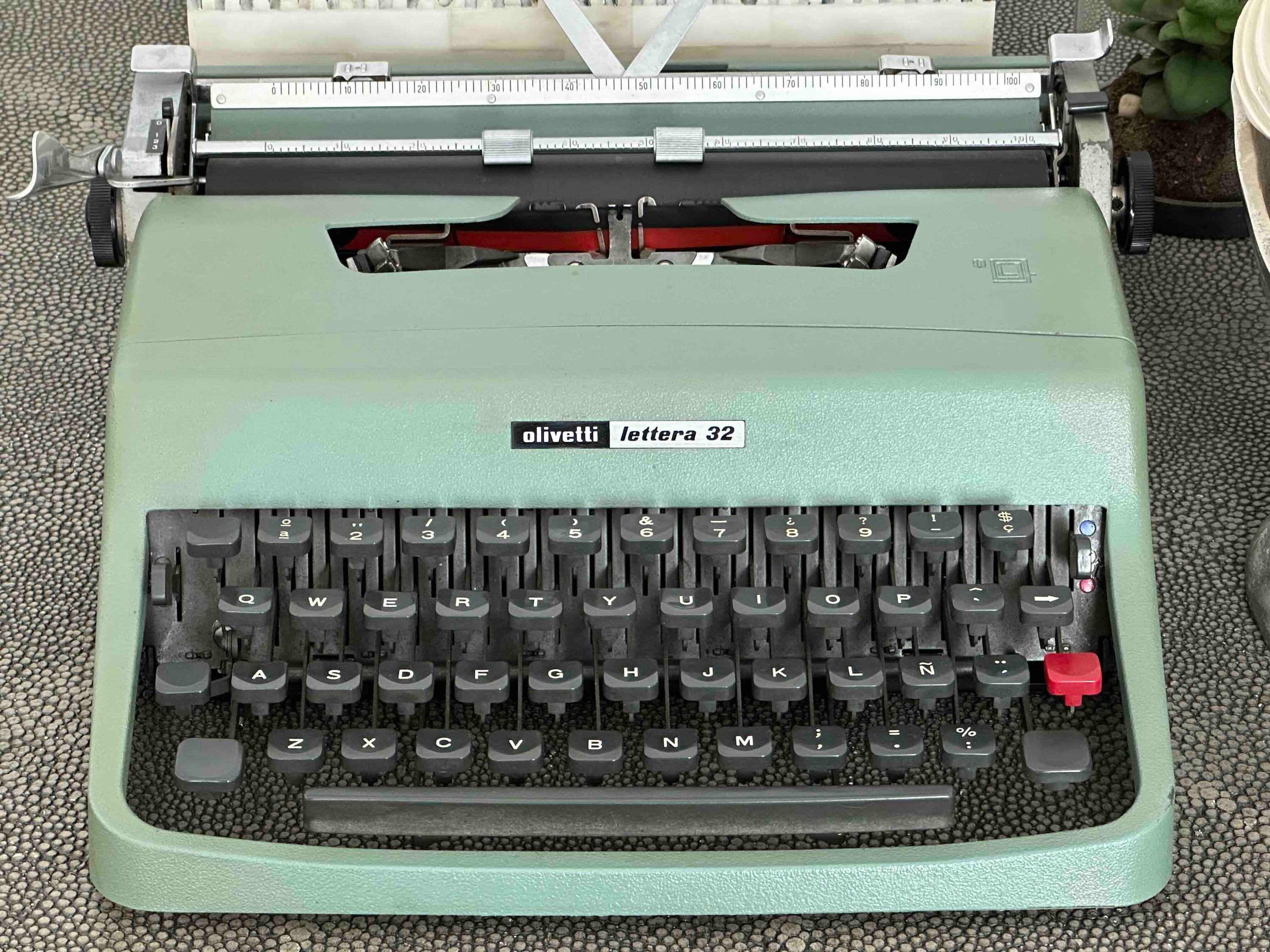Olivetti Lettera 32 Typewriter with Qwerty Layout, 1970, Made in Spain, Fully Functional